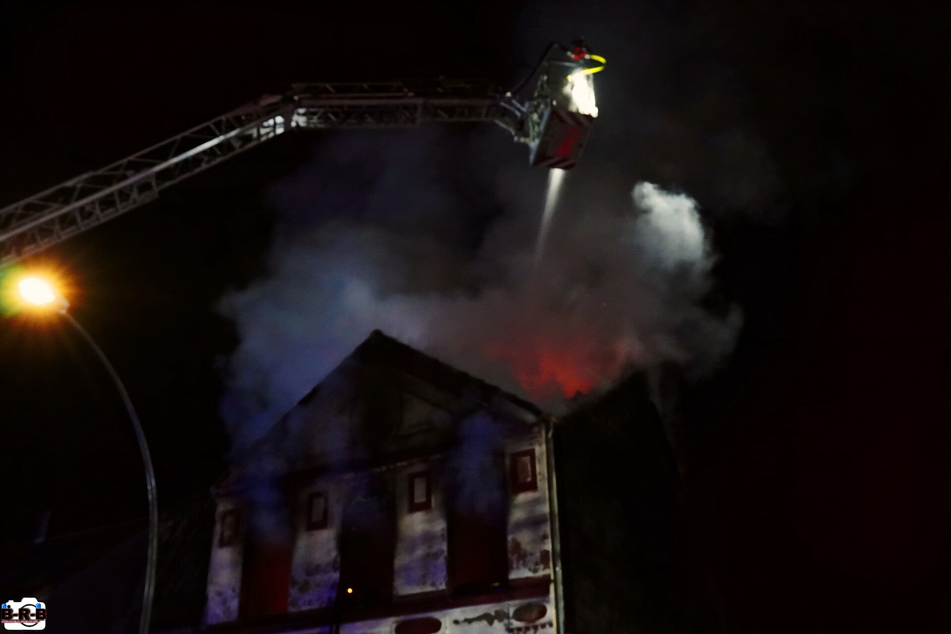 Wohnung und Dachstuhl in Vollbrand: Großbrand im Mehrfamilienhaus auf dem Ostring