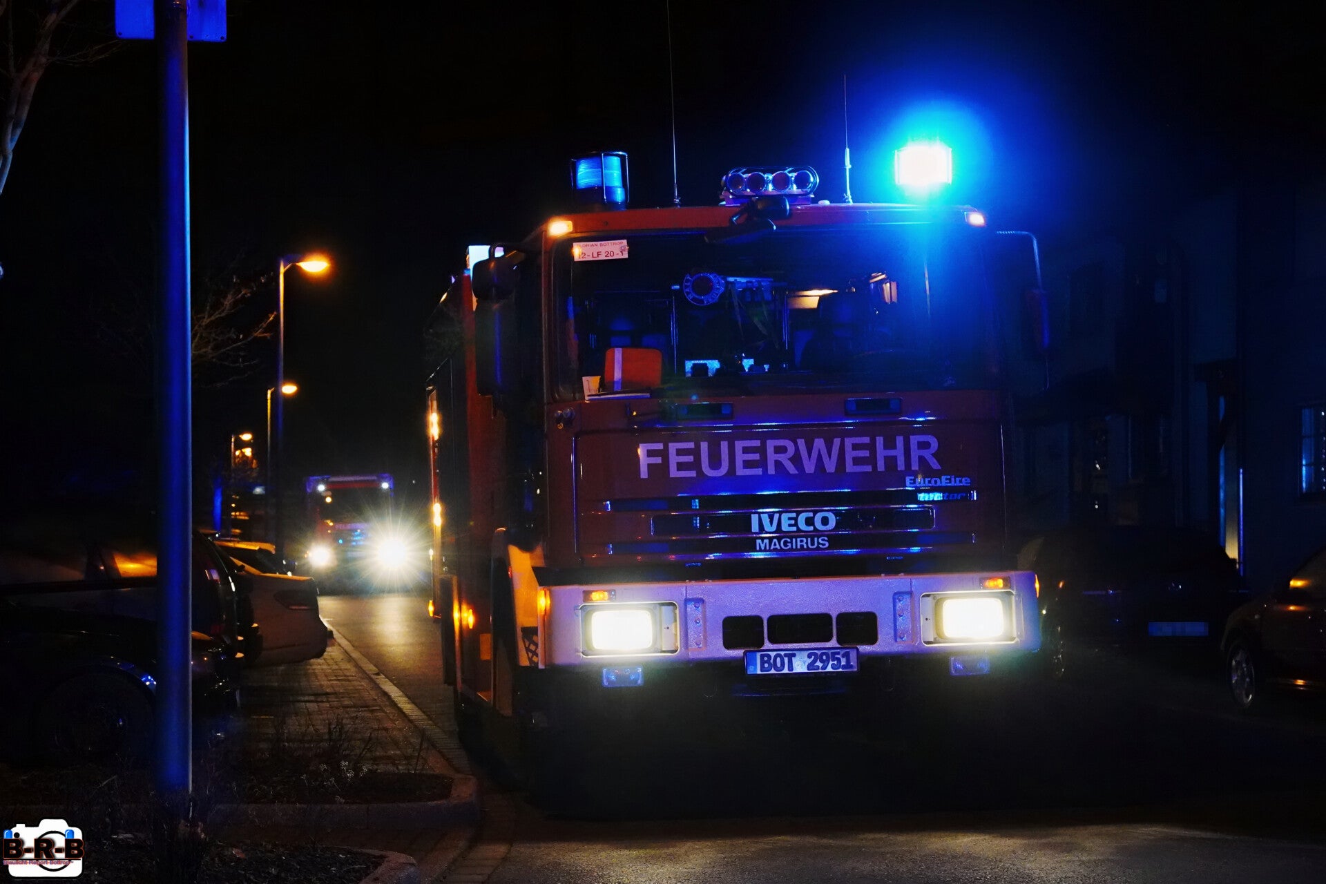 Adventssonntag endet im Feuerwehreinsatz: Kellerbrand auf der Heimannstraße, Notarzt vor Ort