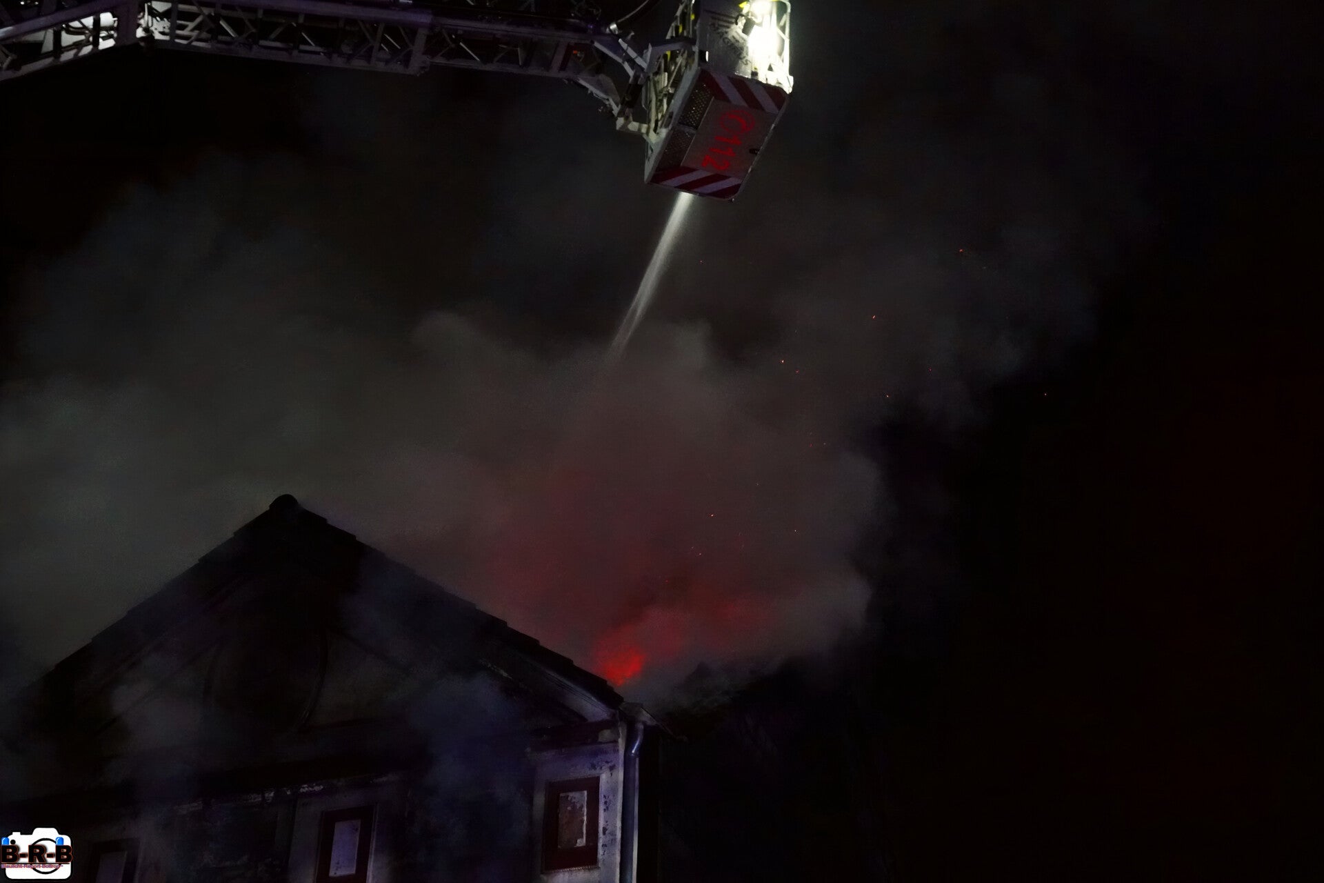 Wohnung und Dachstuhl in Vollbrand: Großbrand im Mehrfamilienhaus auf dem Ostring