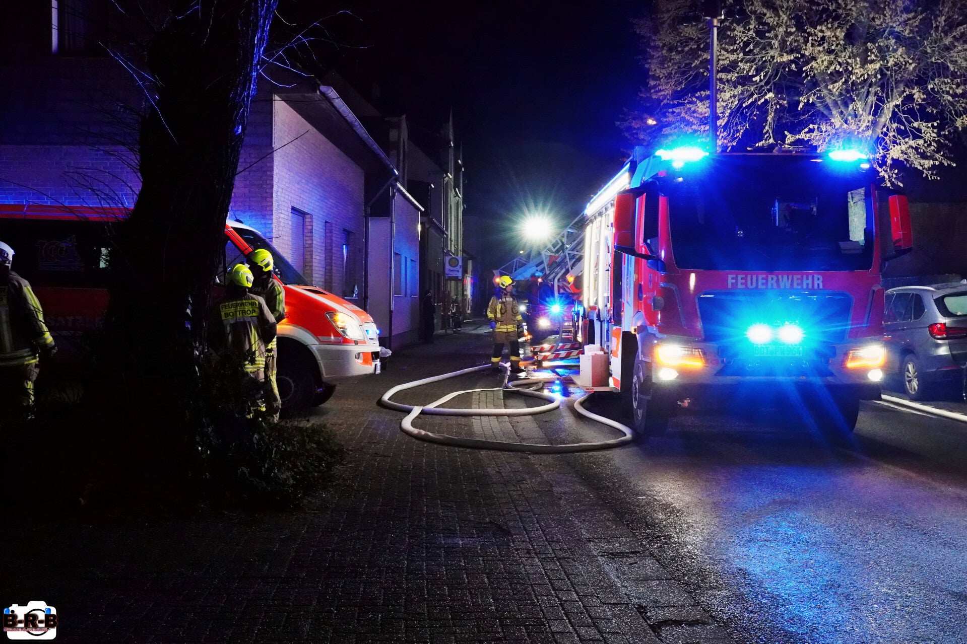 Wohnung und Dachstuhl in Vollbrand: Großbrand im Mehrfamilienhaus auf dem Ostring