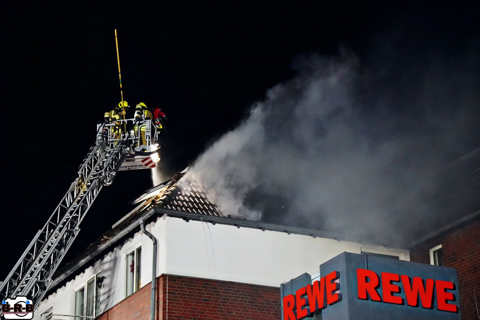 Nach ruhigem Jahreswechsel: Dachstuhlbrand in Kirchhellen hält Feuerwehr auf Trab — Feuerwehr mit Bilanz