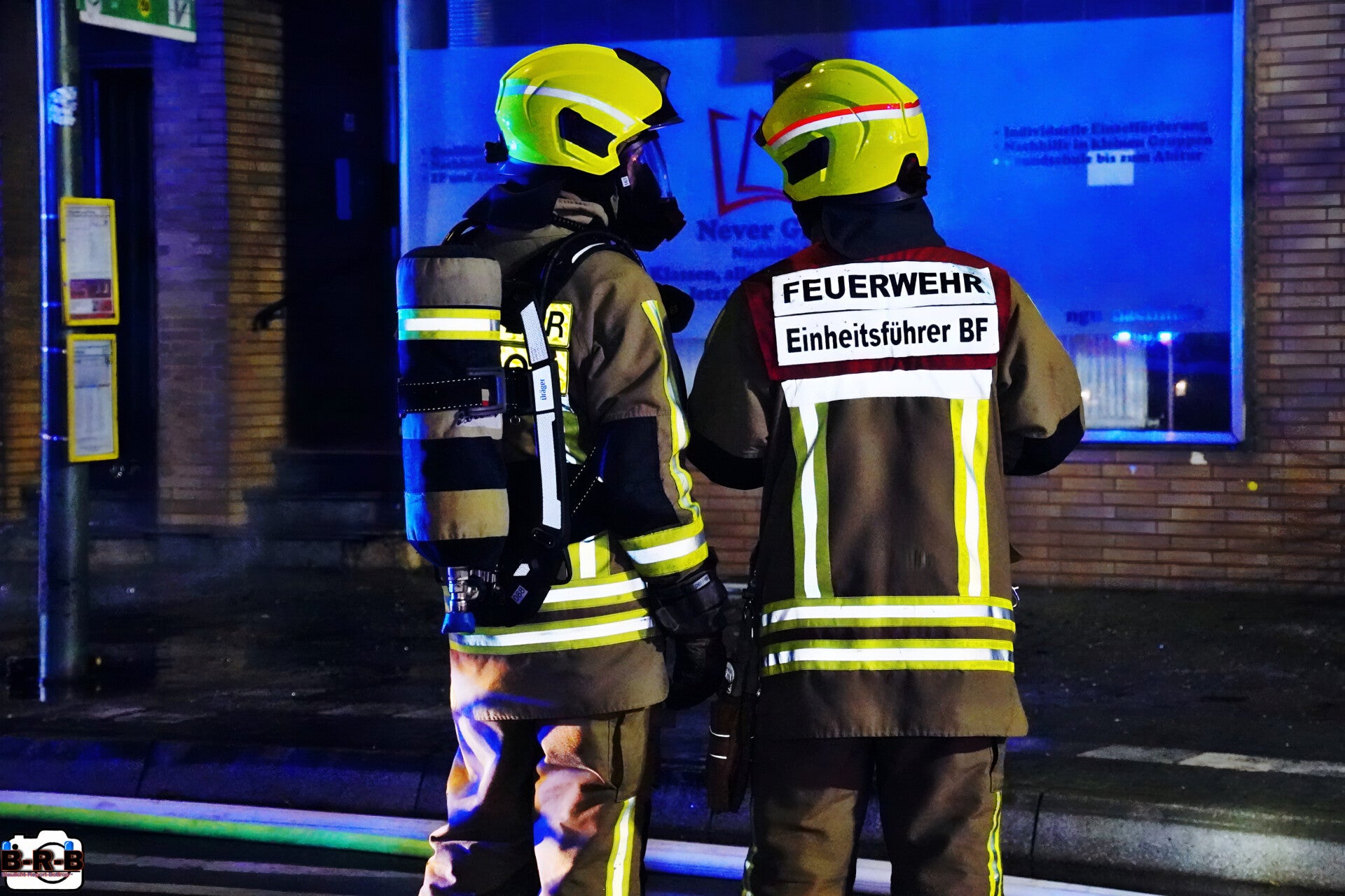 Wohnung und Dachstuhl in Vollbrand: Großbrand im Mehrfamilienhaus auf dem Ostring