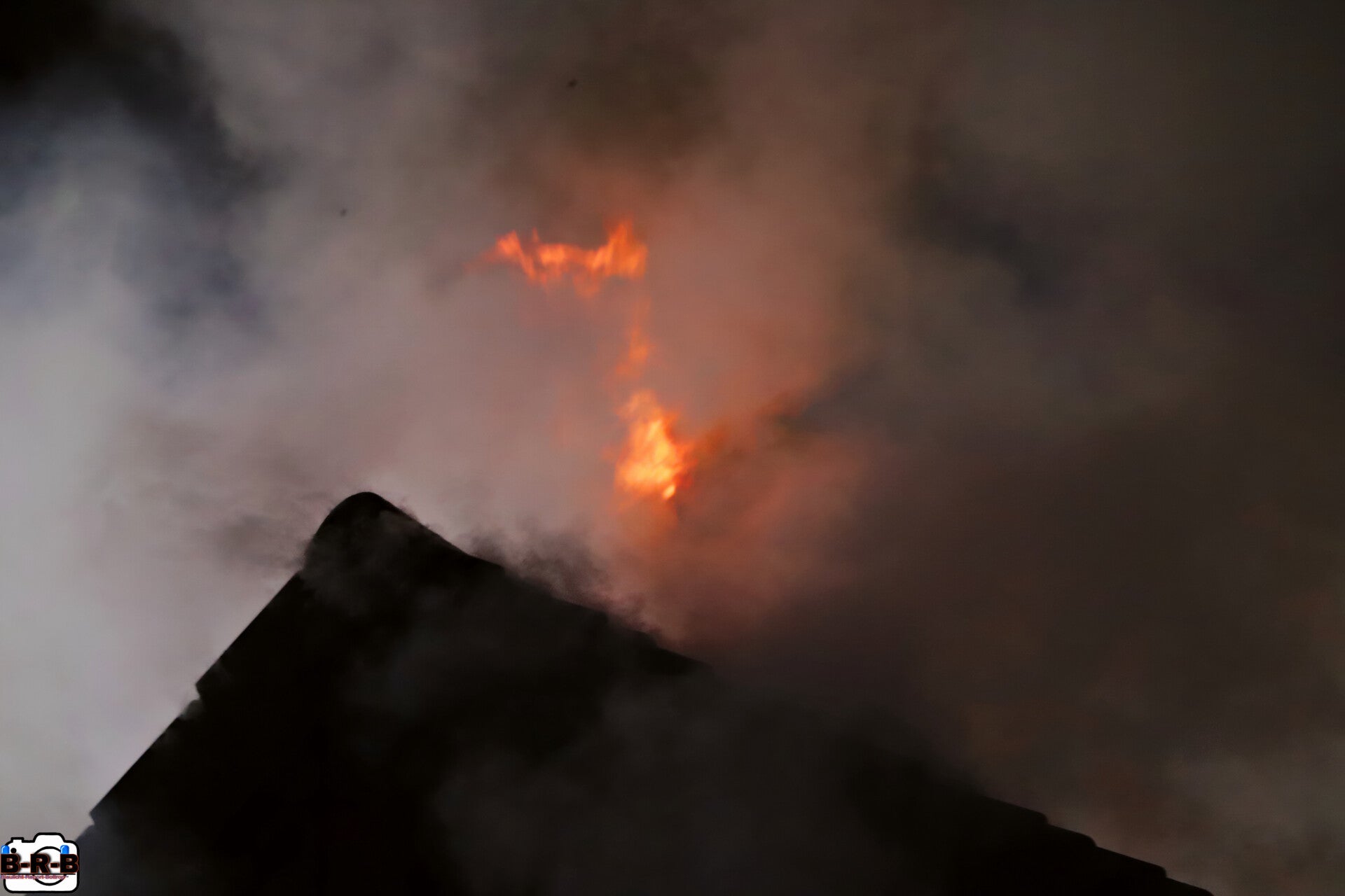 Wohnung und Dachstuhl in Vollbrand: Großbrand im Mehrfamilienhaus auf dem Ostring