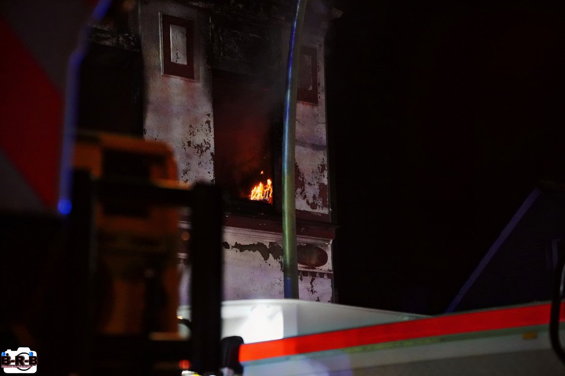 Wohnung und Dachstuhl in Vollbrand: Großbrand im Mehrfamilienhaus auf dem Ostring