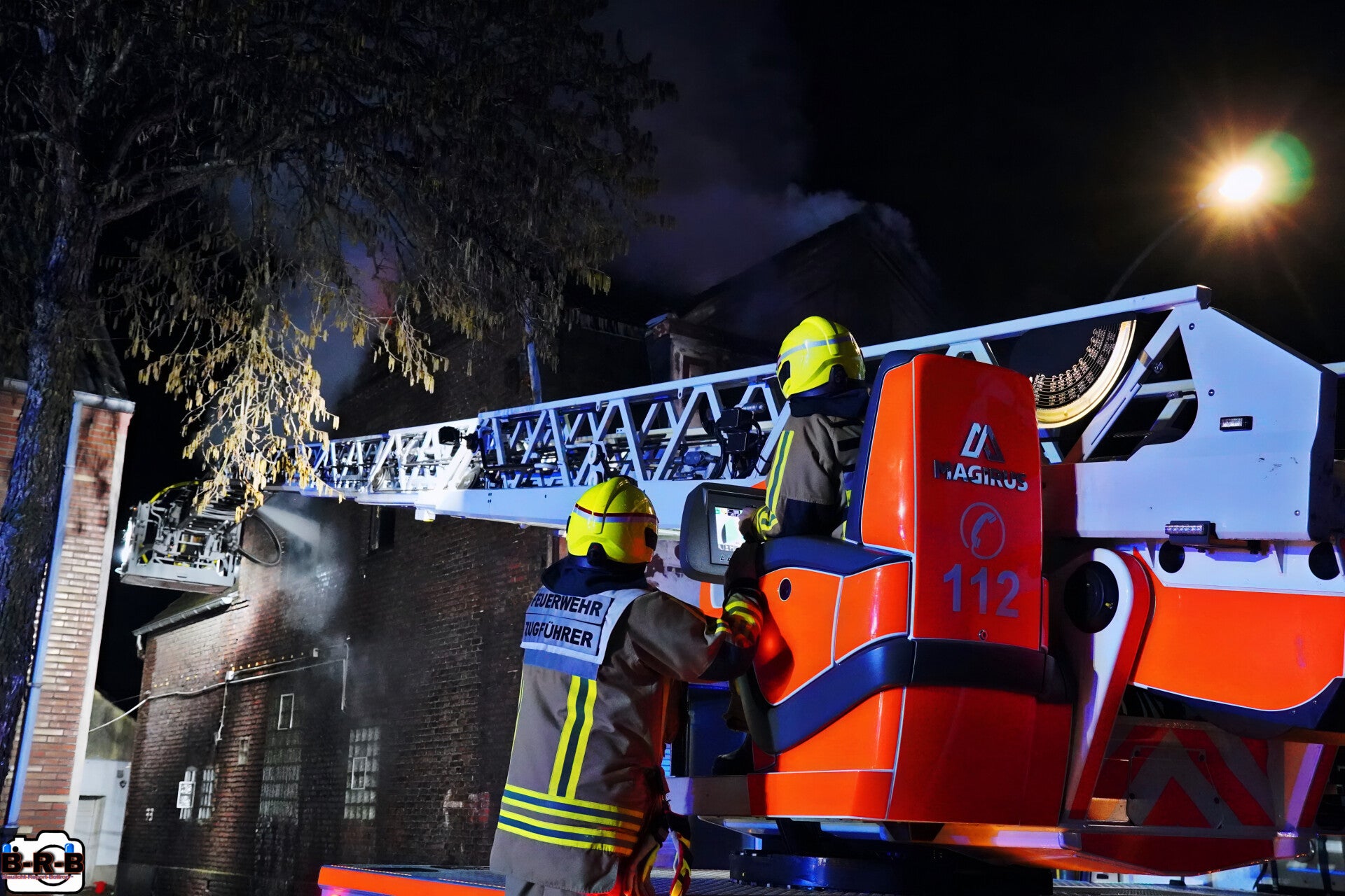 Wohnung und Dachstuhl in Vollbrand: Großbrand im Mehrfamilienhaus auf dem Ostring