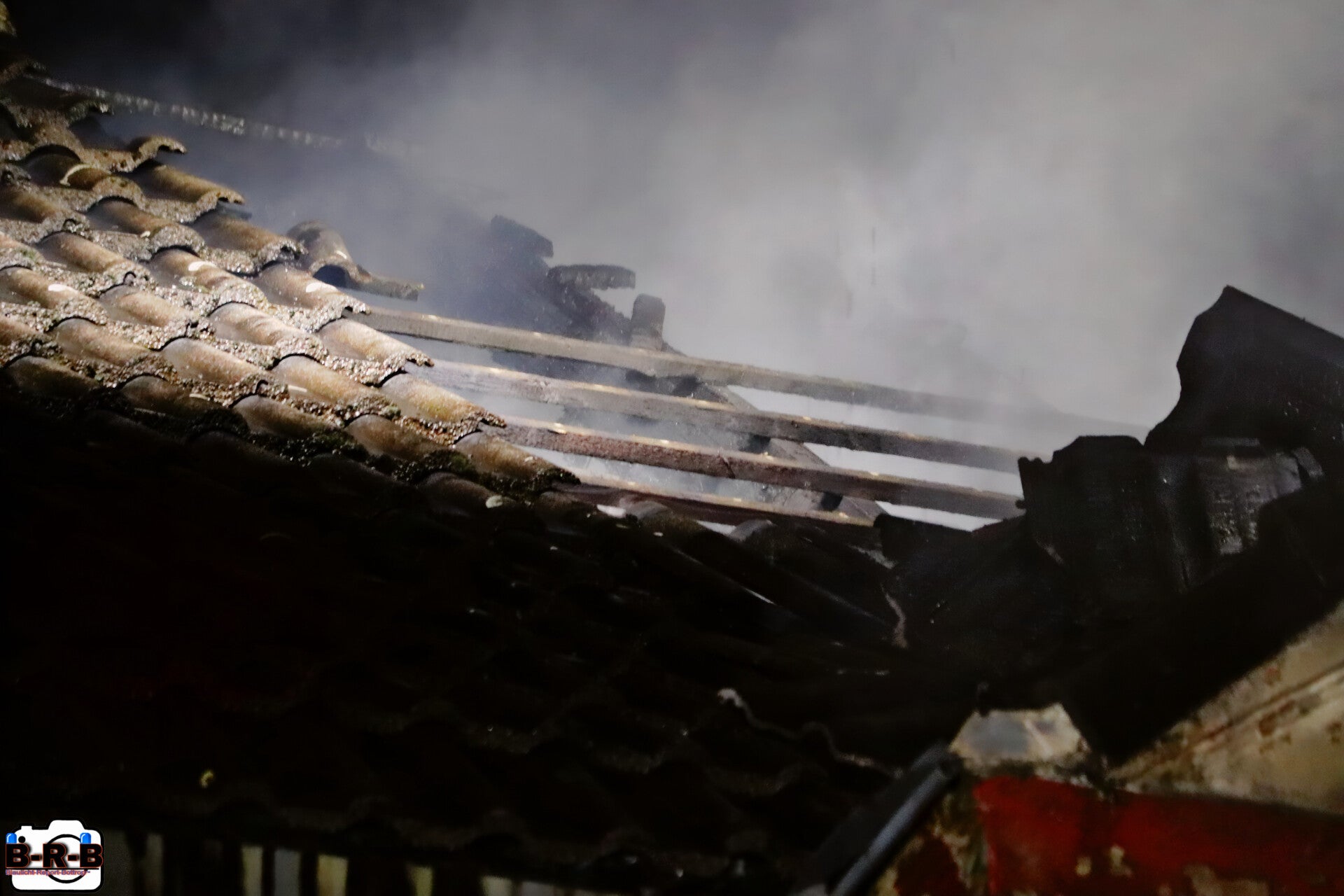 Wohnung und Dachstuhl in Vollbrand: Großbrand im Mehrfamilienhaus auf dem Ostring
