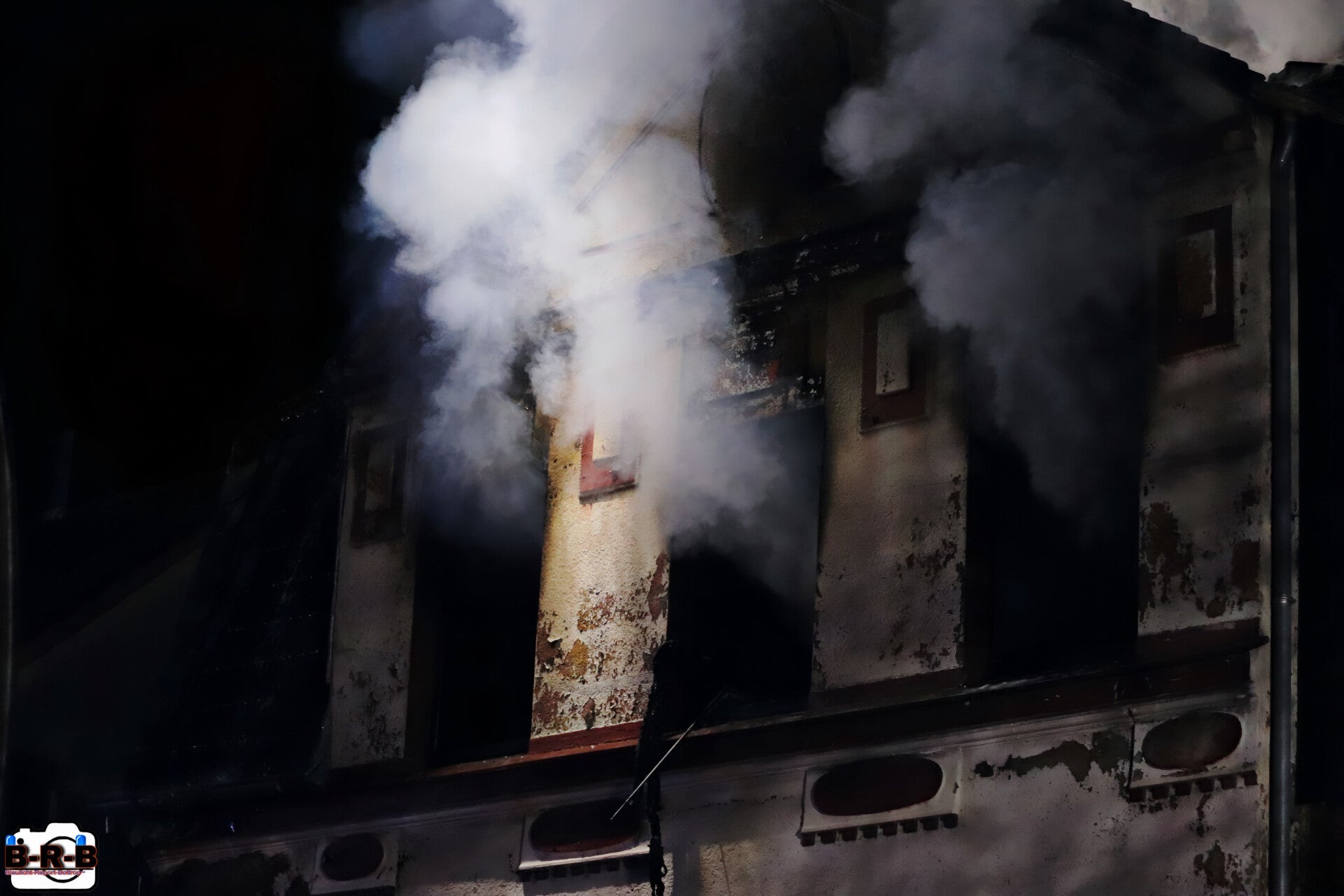 Wohnung und Dachstuhl in Vollbrand: Großbrand im Mehrfamilienhaus auf dem Ostring