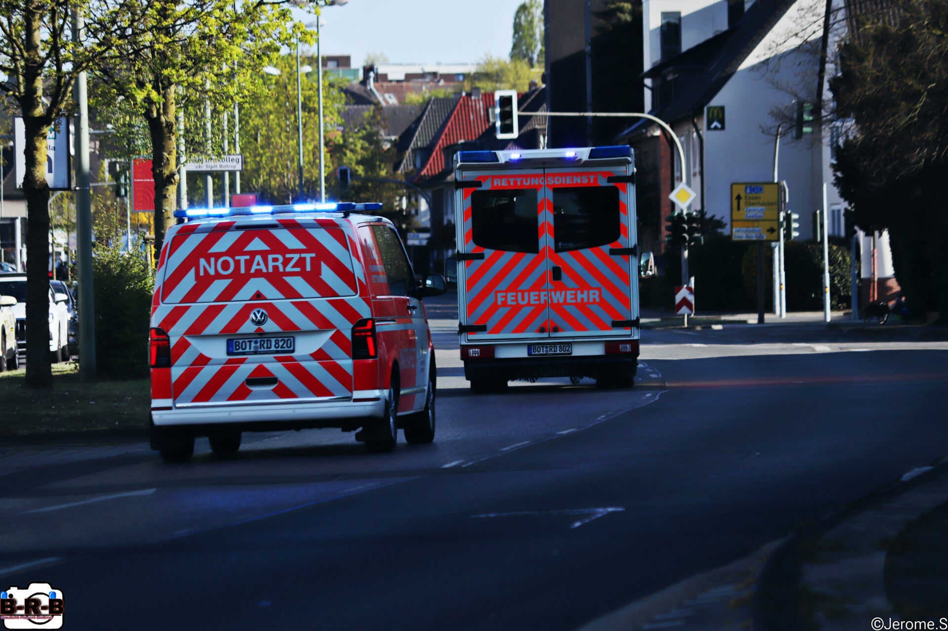 Kontrolle verloren bei Überholmanöver: Pkw kracht gegen Baum, Fahrer schwer verletzt