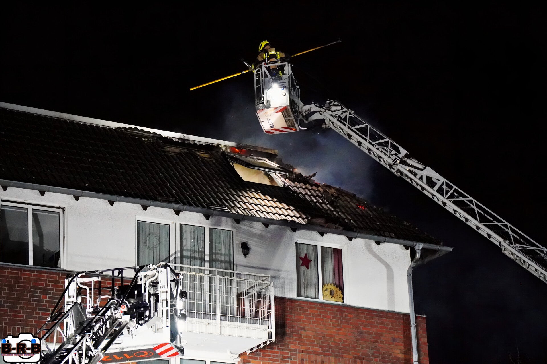 Nach ruhigem Jahreswechsel: Dachstuhlbrand in Kirchhellen hält Feuerwehr auf Trab — Feuerwehr mit Bilanz