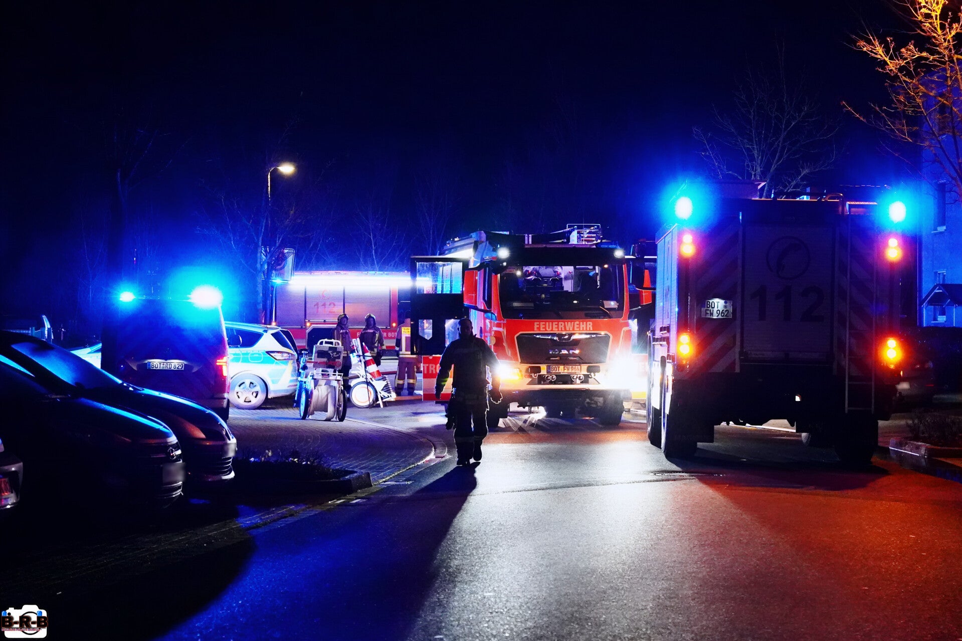 Adventssonntag endet im Feuerwehreinsatz: Kellerbrand auf der Heimannstraße, Notarzt vor Ort