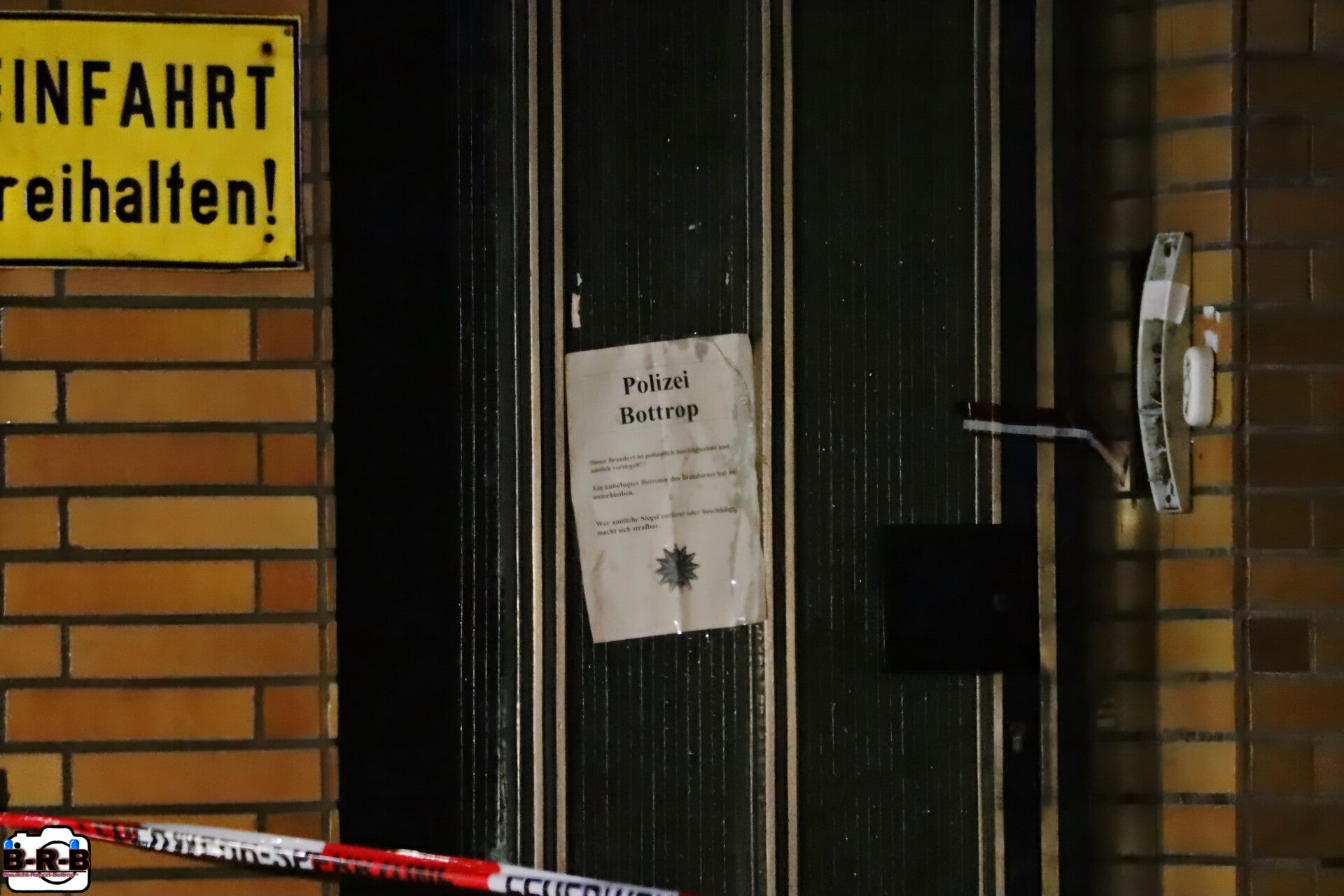 Wohnung und Dachstuhl in Vollbrand: Großbrand im Mehrfamilienhaus auf dem Ostring