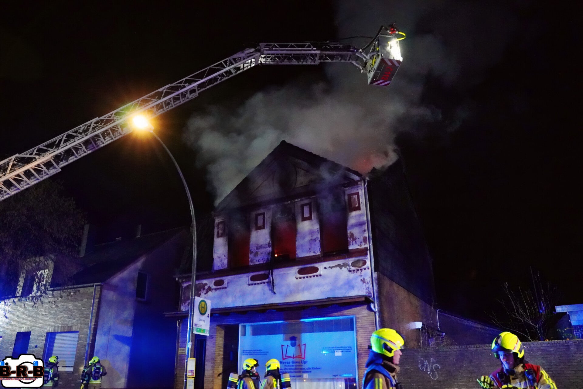 Wohnung und Dachstuhl in Vollbrand: Großbrand im Mehrfamilienhaus auf dem Ostring