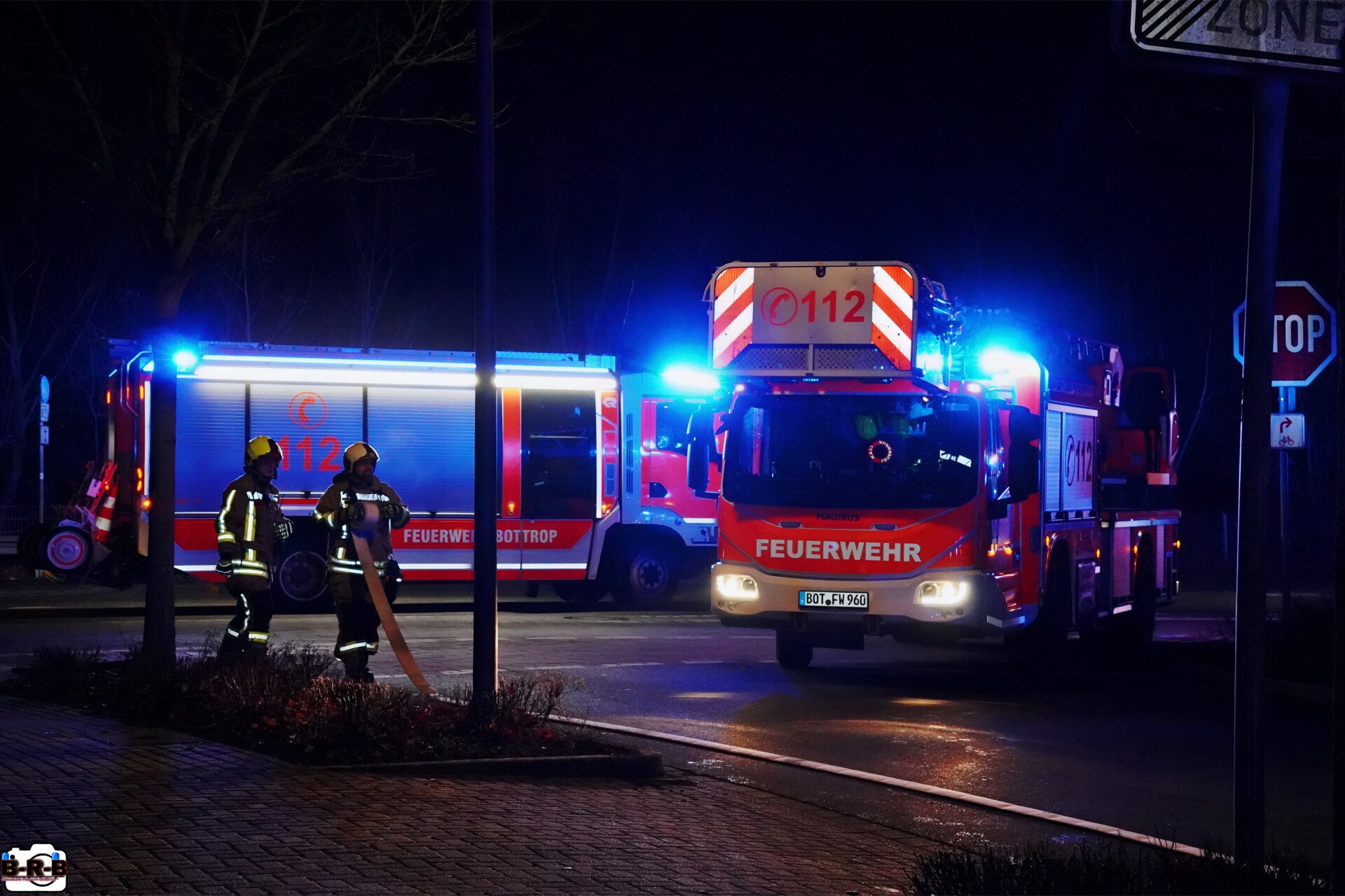 Adventssonntag endet im Feuerwehreinsatz: Kellerbrand auf der Heimannstraße, Notarzt vor Ort