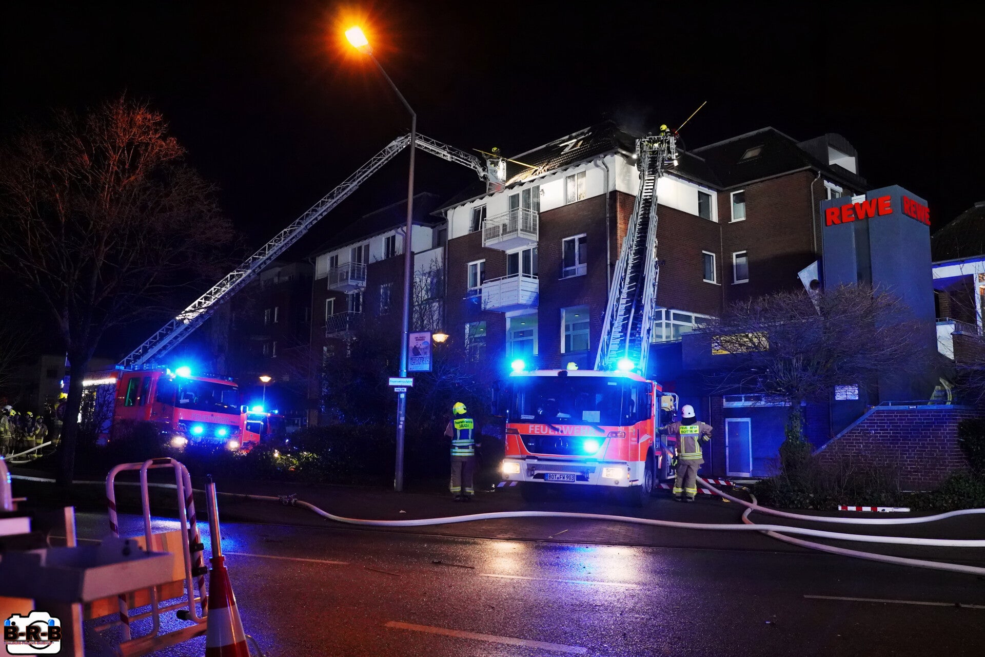 Nach ruhigem Jahreswechsel: Dachstuhlbrand in Kirchhellen hält Feuerwehr auf Trab — Feuerwehr mit Bilanz