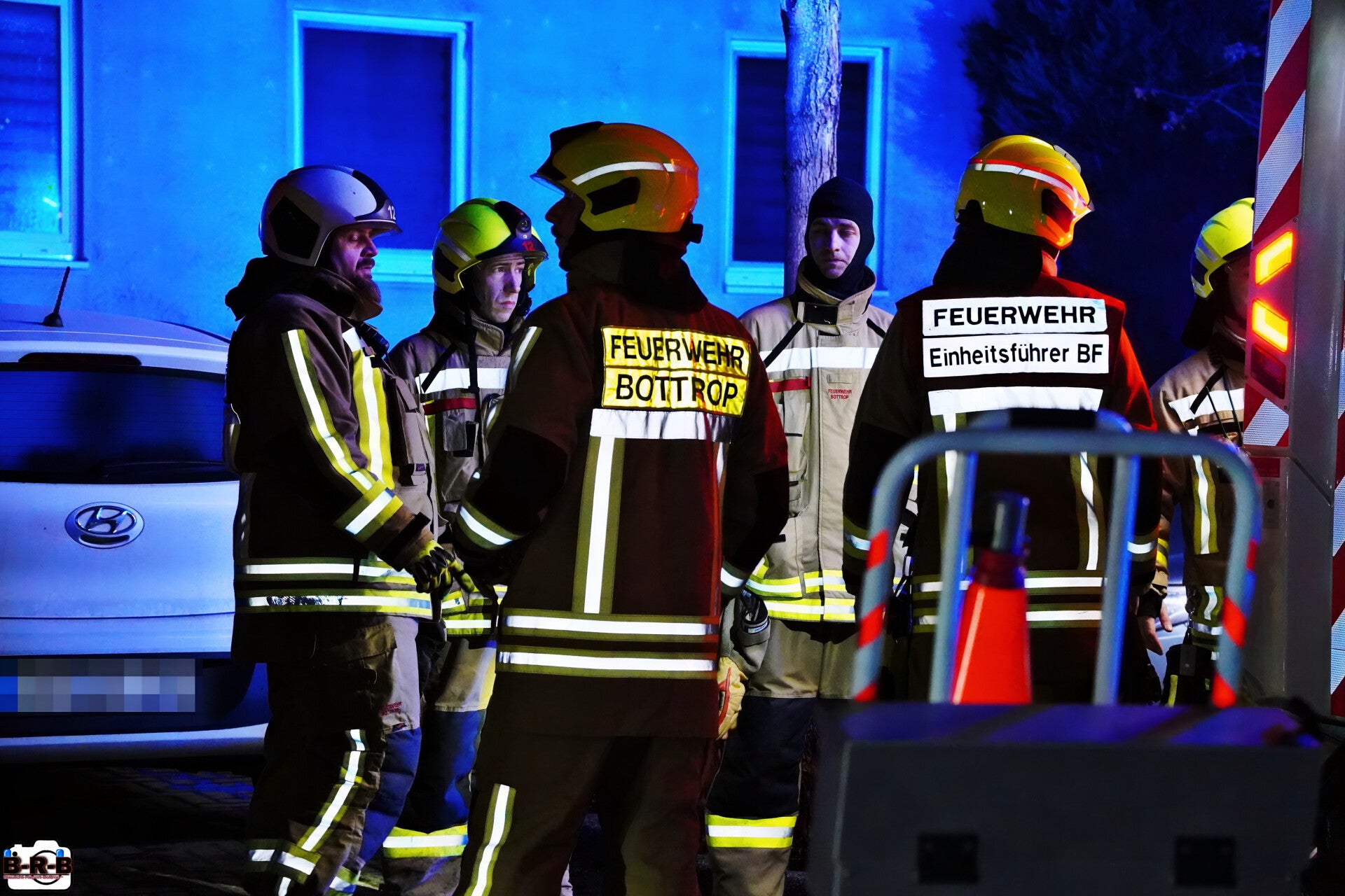 Adventssonntag endet im Feuerwehreinsatz: Kellerbrand auf der Heimannstraße, Notarzt vor Ort