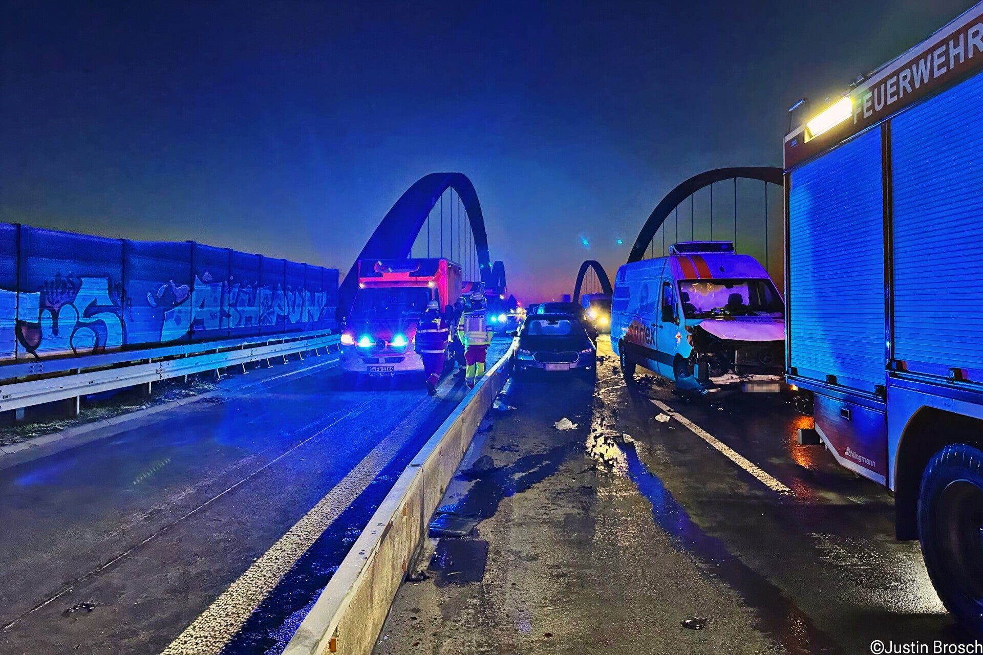 Glatteis sorgt für Massenkarambolage auf der A42 bei Bottrop