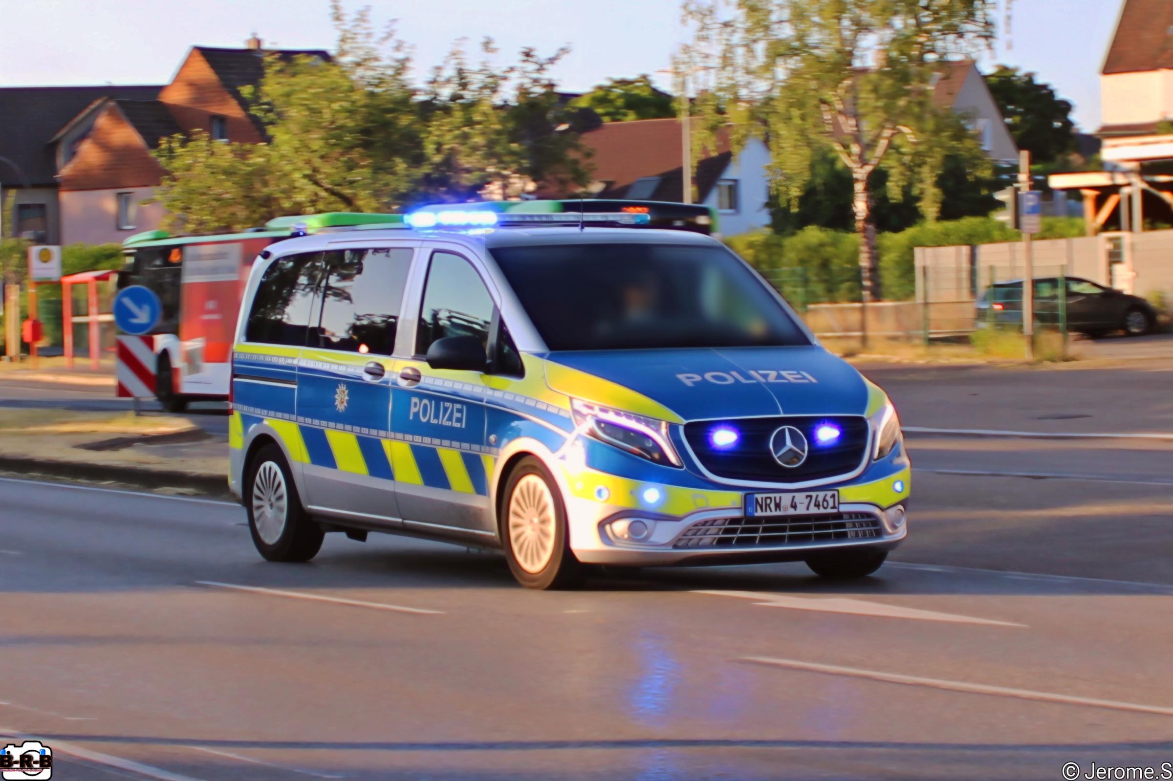 Berliner Platz Angriff durch Jugendliche Männer bei Flaschenwurf verletzt Polizei sucht Zeugen