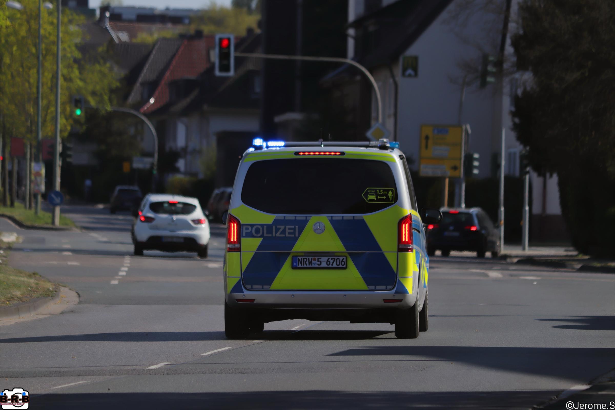 Bottrop/Essen: Joggerin stürzt nach Begegnung mit Hunden Polizei sucht Frau im Krankenfahrstuhl