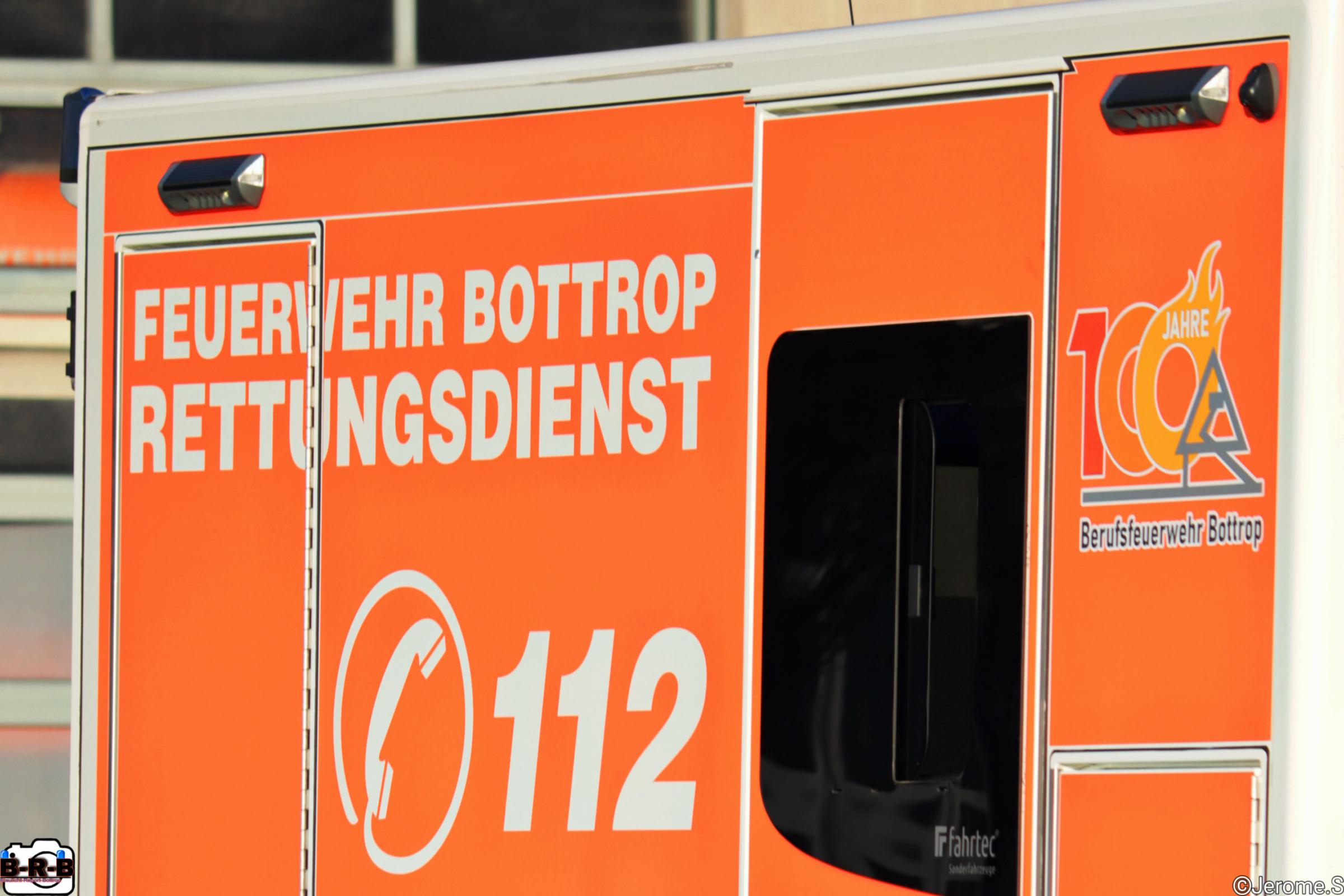 Verkehrsunfall auf der Osterfelder Straße: Pkw prallt gegen geparktes Auto:  drei Verletzte und 30.000 Euro Sachschaden