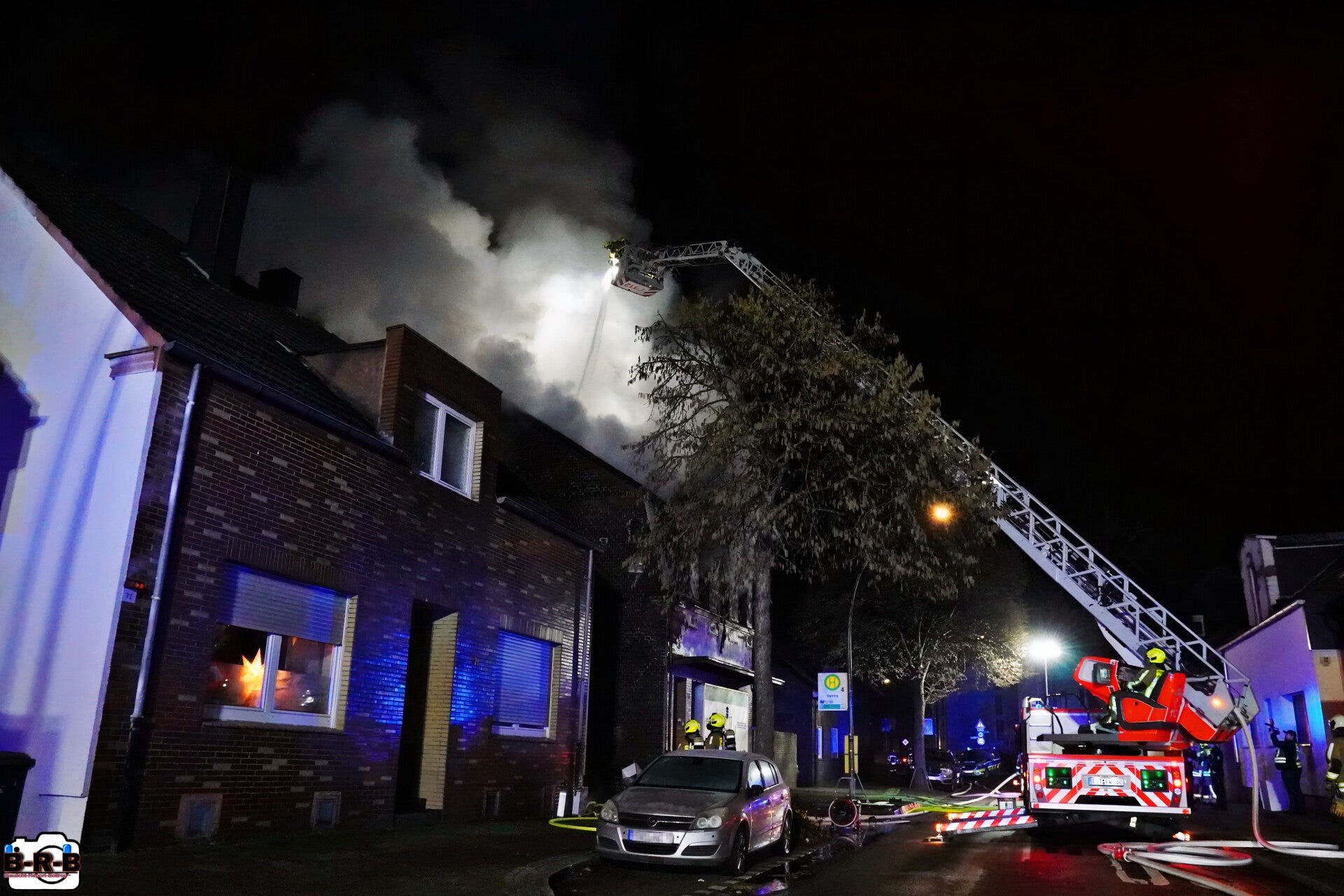 Wohnung und Dachstuhl in Vollbrand: Großbrand im Mehrfamilienhaus auf dem Ostring