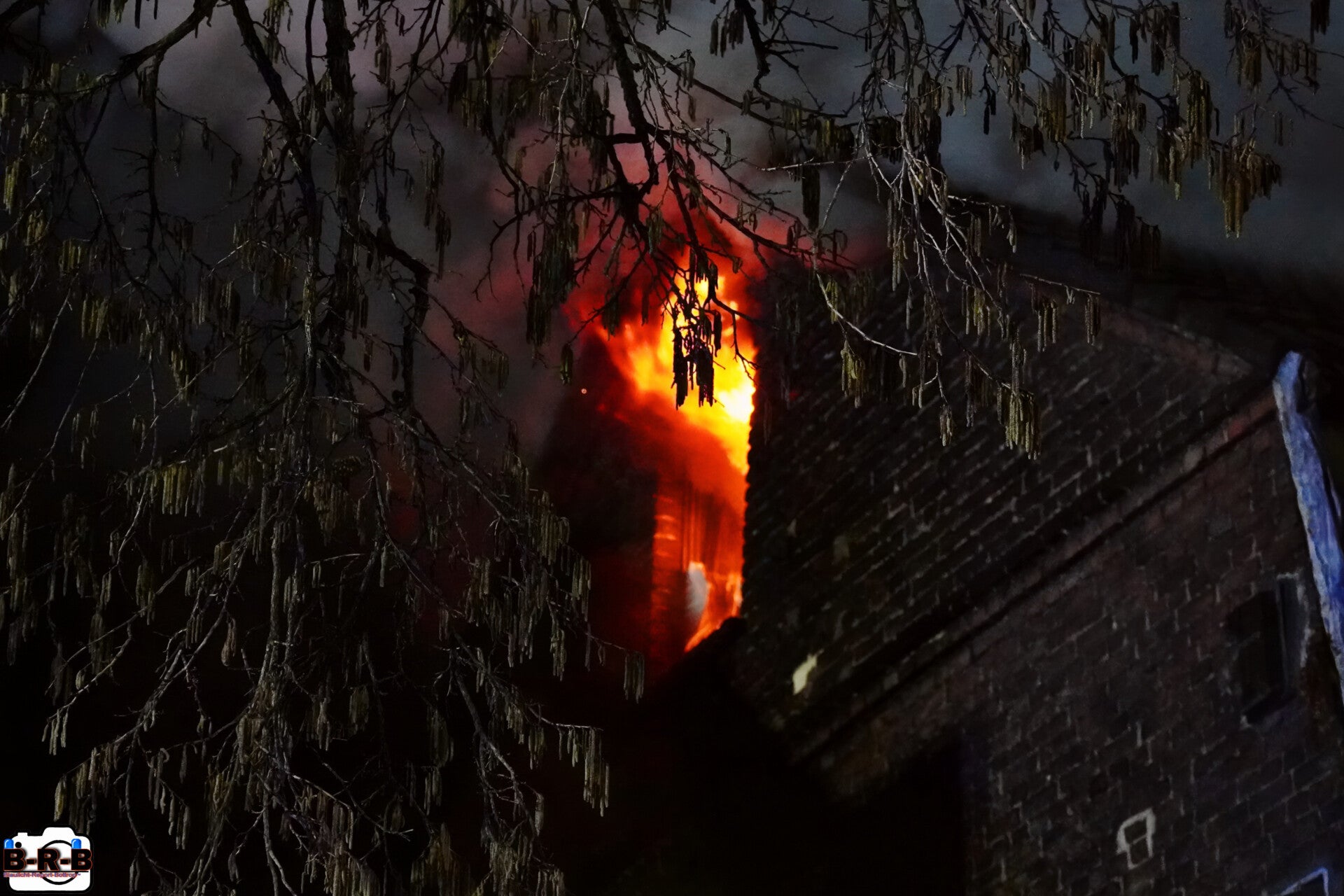 Wohnung und Dachstuhl in Vollbrand: Großbrand im Mehrfamilienhaus auf dem Ostring