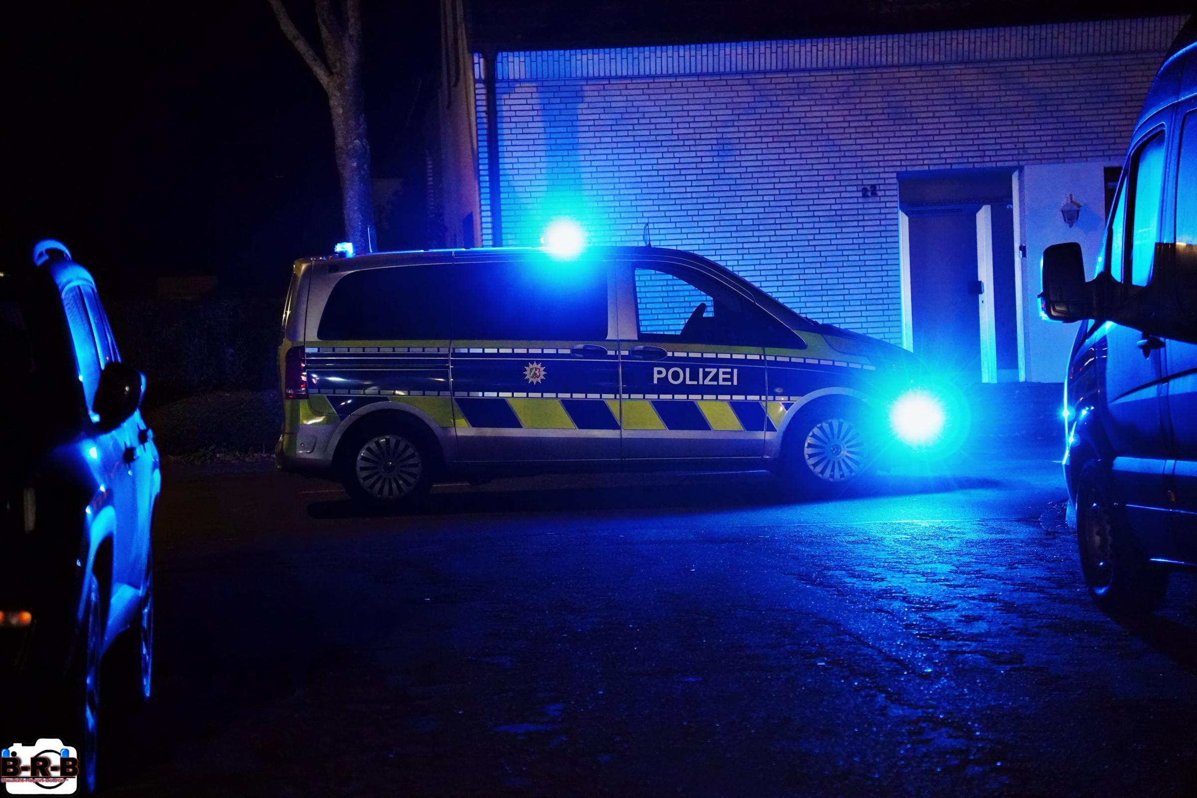 Während Bewohner schlafen: Täter steigen in Einfamilienhaus ein und stehlen Bargeld, Schmuck und Handys