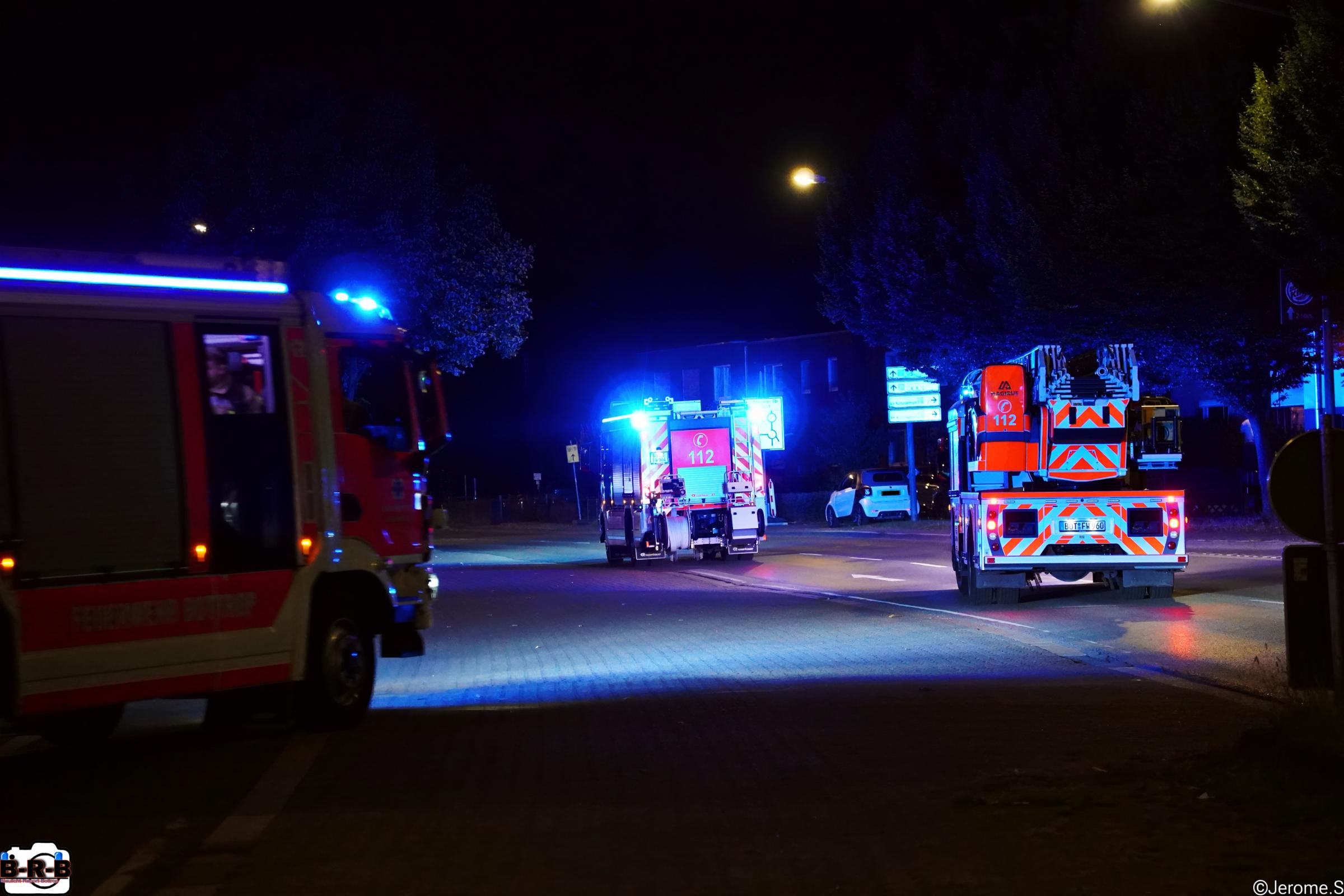 Brand in Welheim: Spielplatz bei Eintreffen der Feuerwehr in Vollbrand