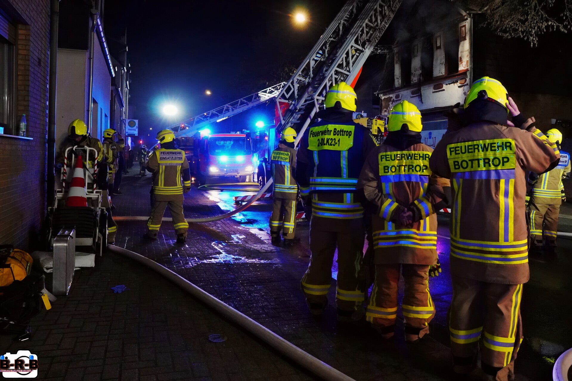 Wohnung und Dachstuhl in Vollbrand: Großbrand im Mehrfamilienhaus auf dem Ostring