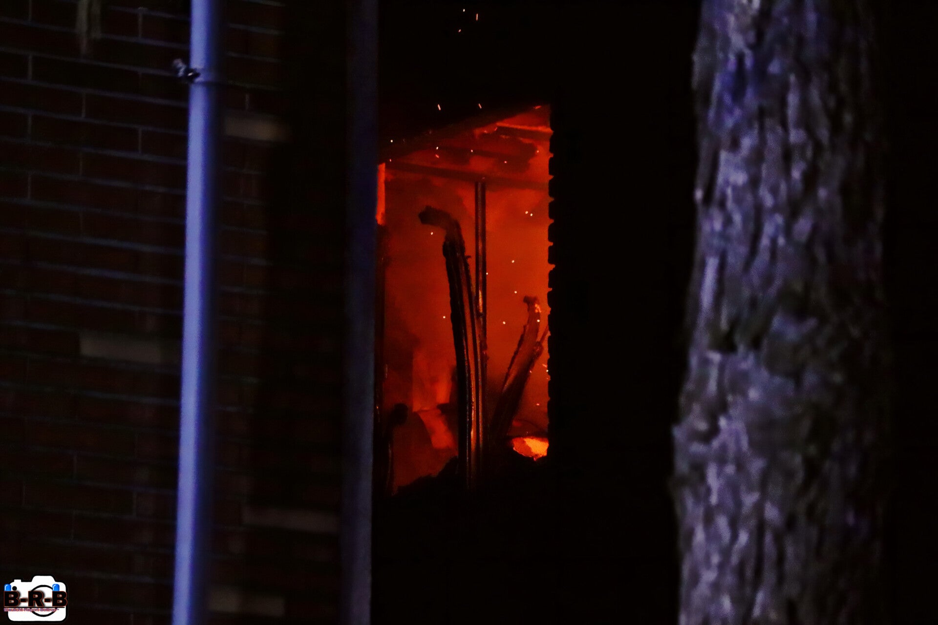 Wohnung und Dachstuhl in Vollbrand: Großbrand im Mehrfamilienhaus auf dem Ostring