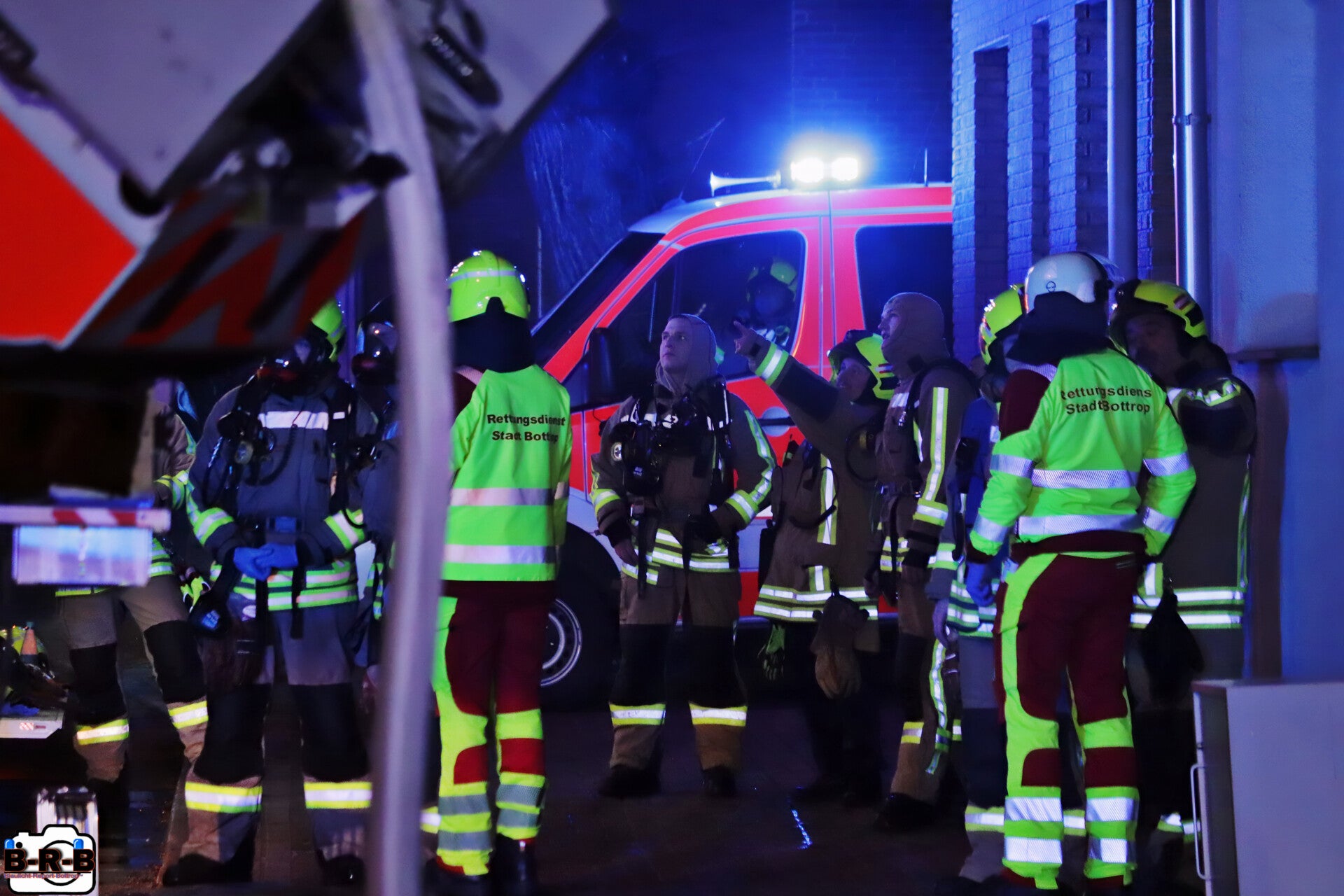 Wohnung und Dachstuhl in Vollbrand: Großbrand im Mehrfamilienhaus auf dem Ostring