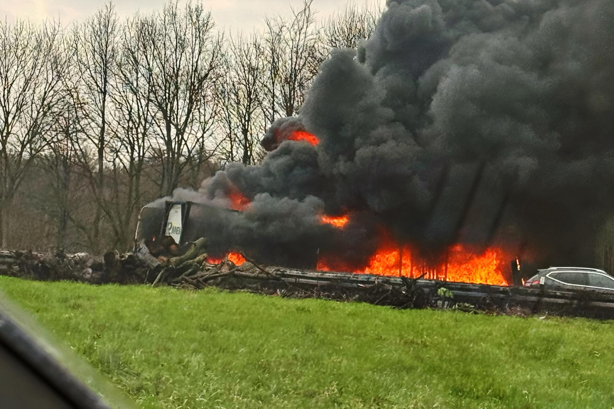 LKW in Vollbrand nach Unfall auf der A2 bei Gladbeck