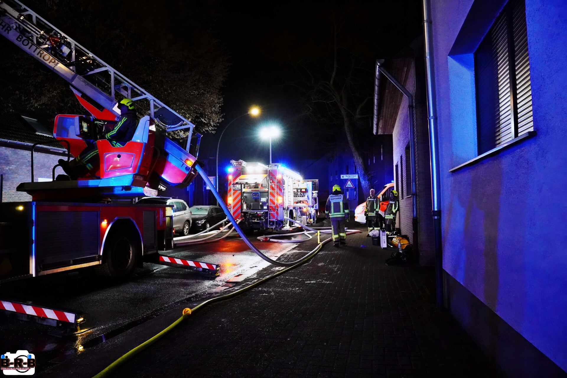 Wohnung und Dachstuhl in Vollbrand: Großbrand im Mehrfamilienhaus auf dem Ostring