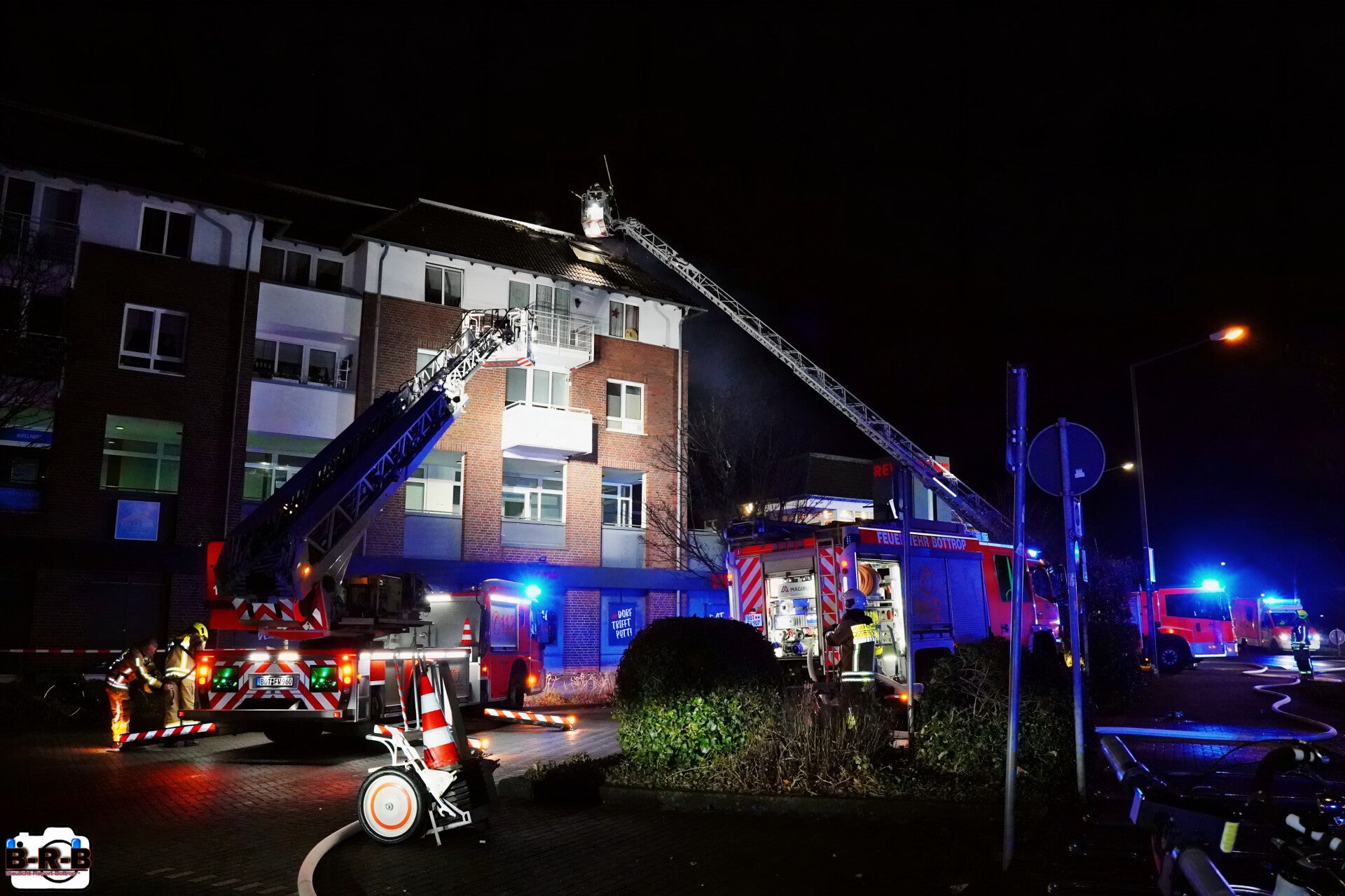 Nach ruhigem Jahreswechsel: Dachstuhlbrand in Kirchhellen hält Feuerwehr auf Trab — Feuerwehr mit Bilanz