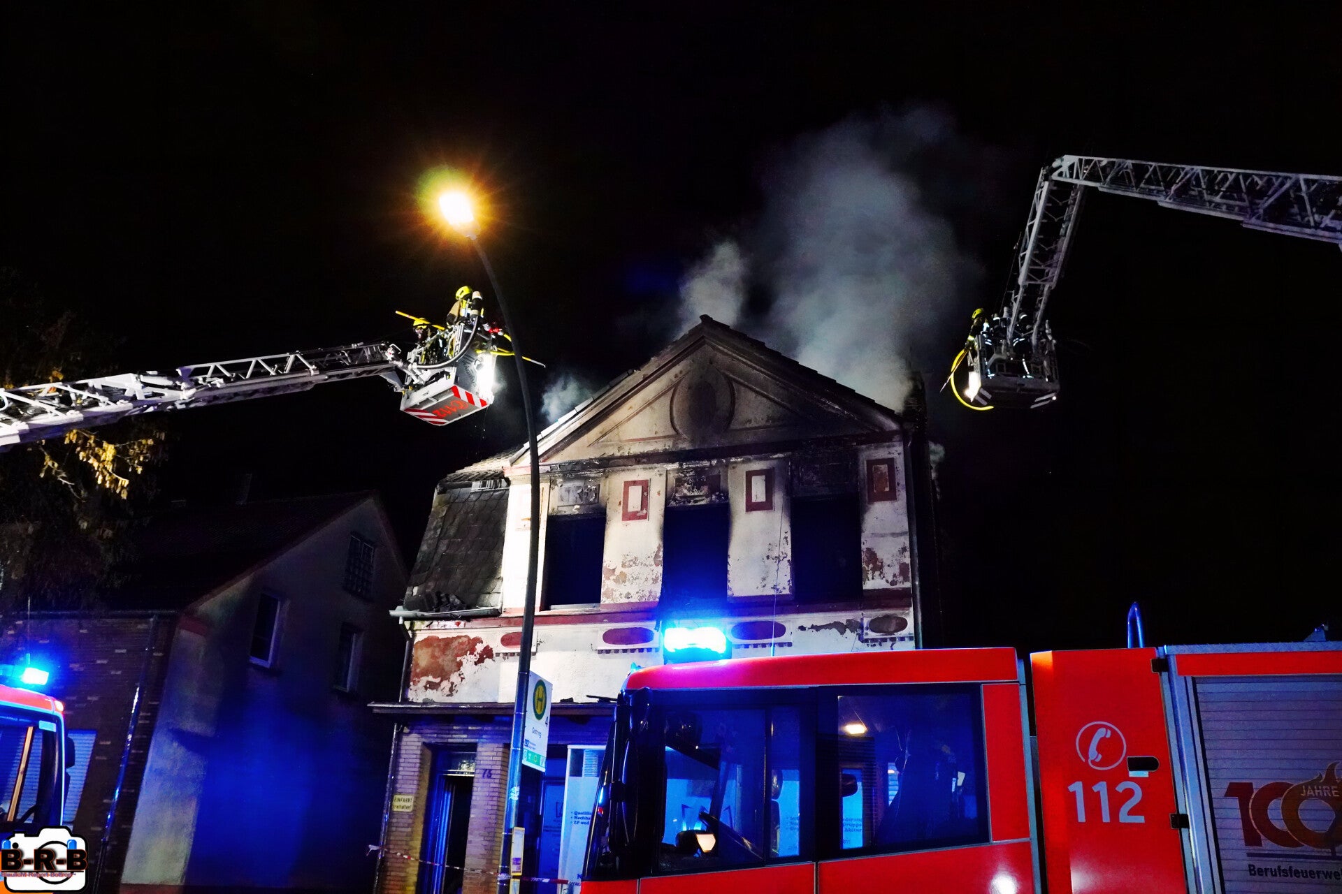 Wohnung und Dachstuhl in Vollbrand: Großbrand im Mehrfamilienhaus auf dem Ostring
