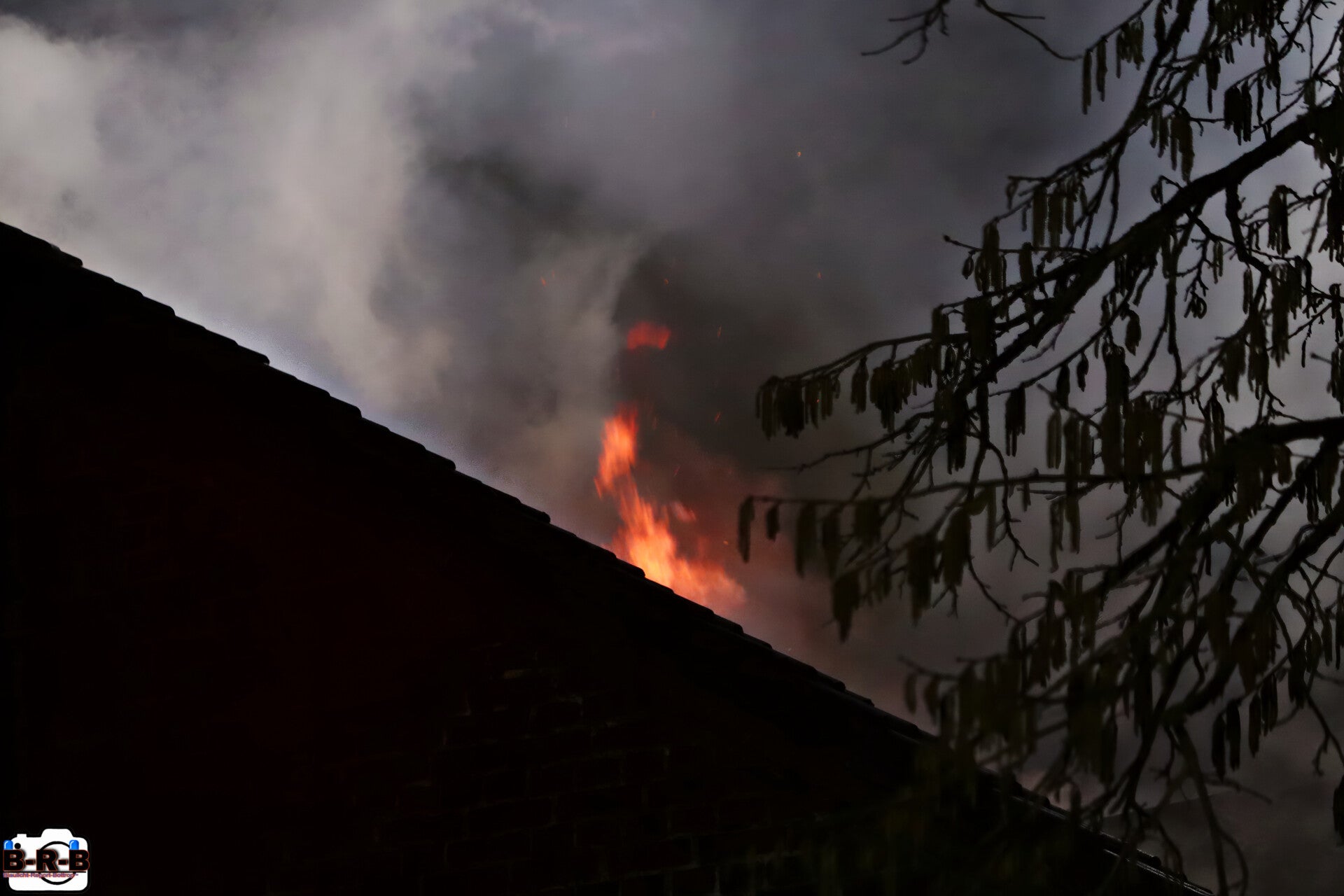 Wohnung und Dachstuhl in Vollbrand: Großbrand im Mehrfamilienhaus auf dem Ostring