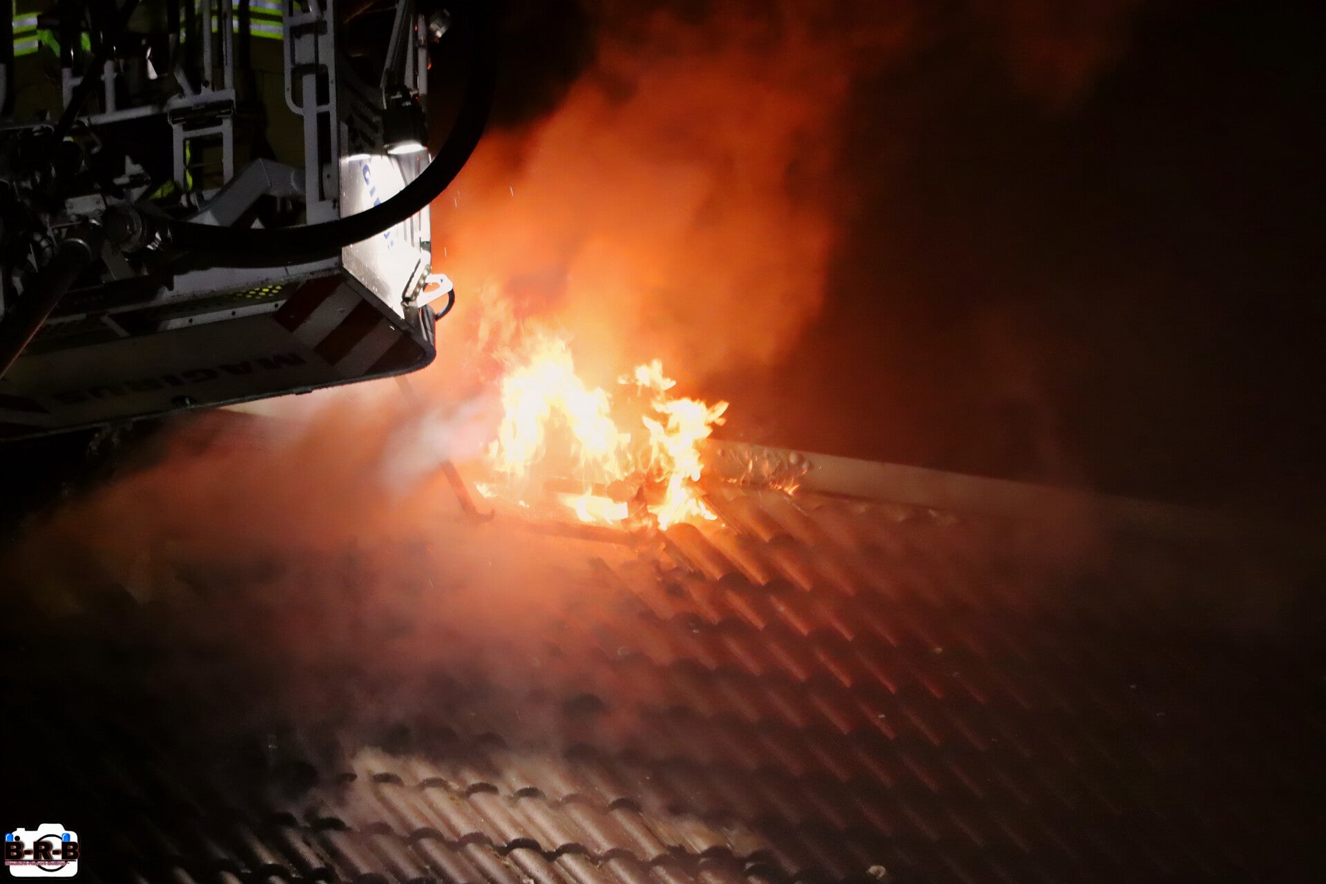 Nach ruhigem Jahreswechsel: Dachstuhlbrand in Kirchhellen hält Feuerwehr auf Trab — Feuerwehr mit Bilanz