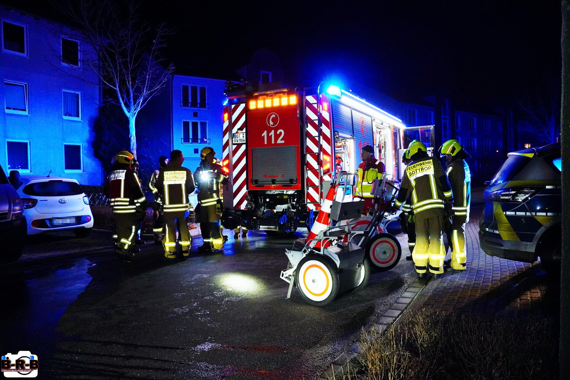 Adventssonntag endet im Feuerwehreinsatz: Kellerbrand auf der Heimannstraße, Notarzt vor Ort
