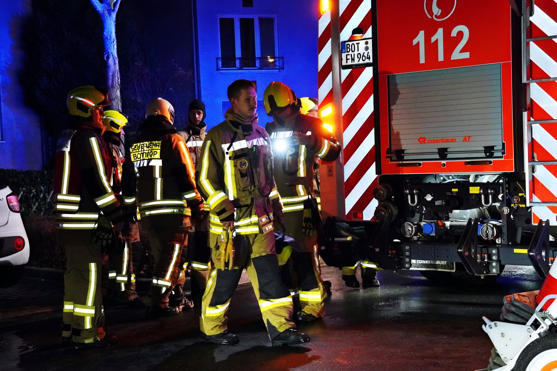 Adventssonntag endet im Feuerwehreinsatz: Kellerbrand auf der Heimannstraße, Notarzt vor Ort