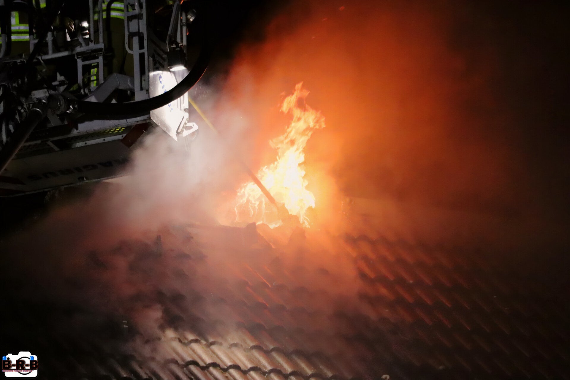 Nach ruhigem Jahreswechsel: Dachstuhlbrand in Kirchhellen hält Feuerwehr auf Trab — Feuerwehr mit Bilanz