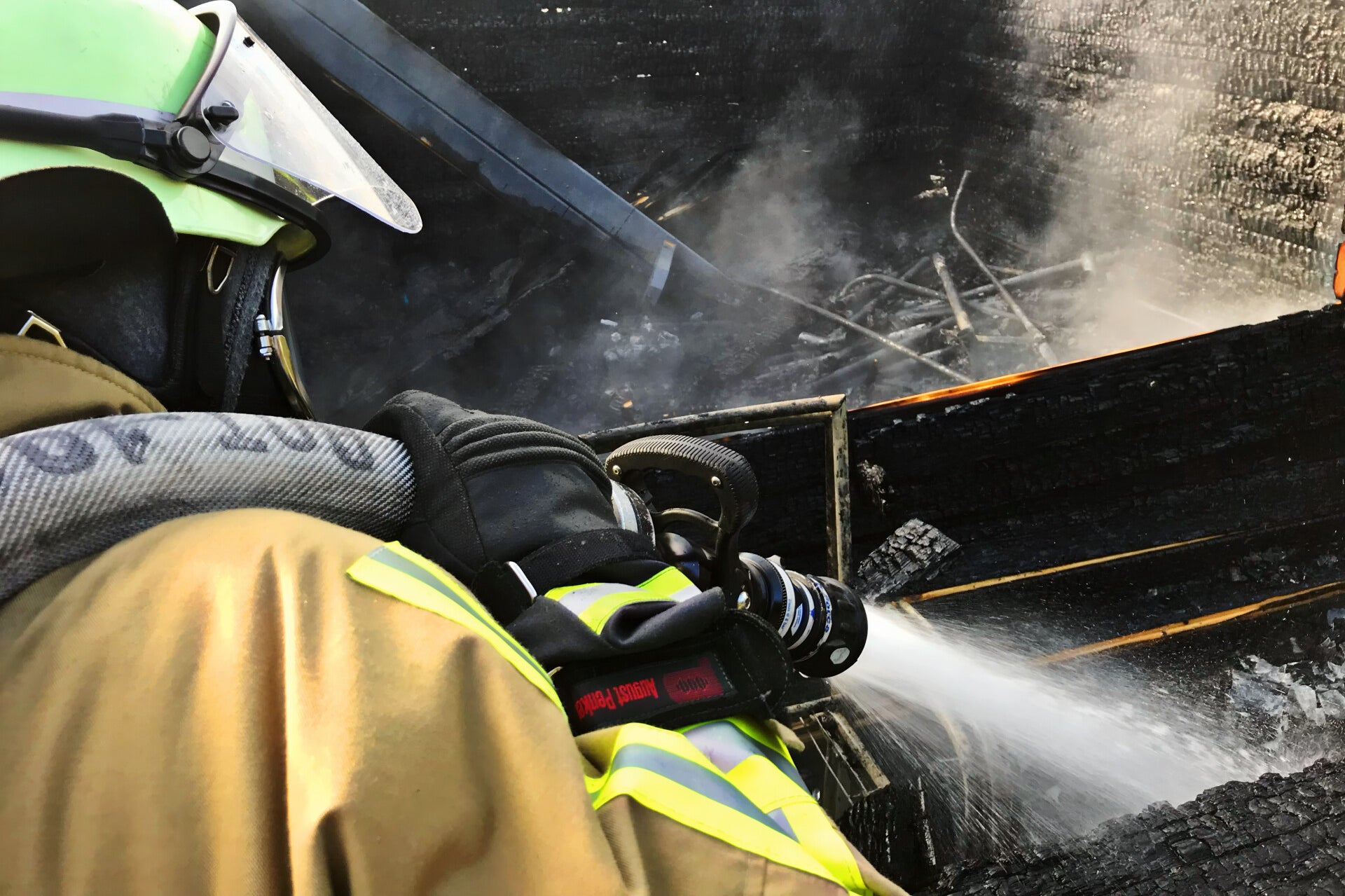 Wohnwagen brennt auf Bauernhof in Kirchhellen: Feuer greift auf Werkstatt über