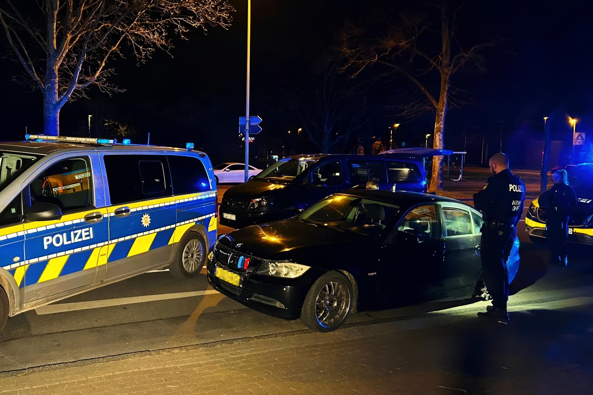 Verfolgungsfahrt über Essen Oberhausen und Bottrop Polizei stellt zwei 18-Jährige