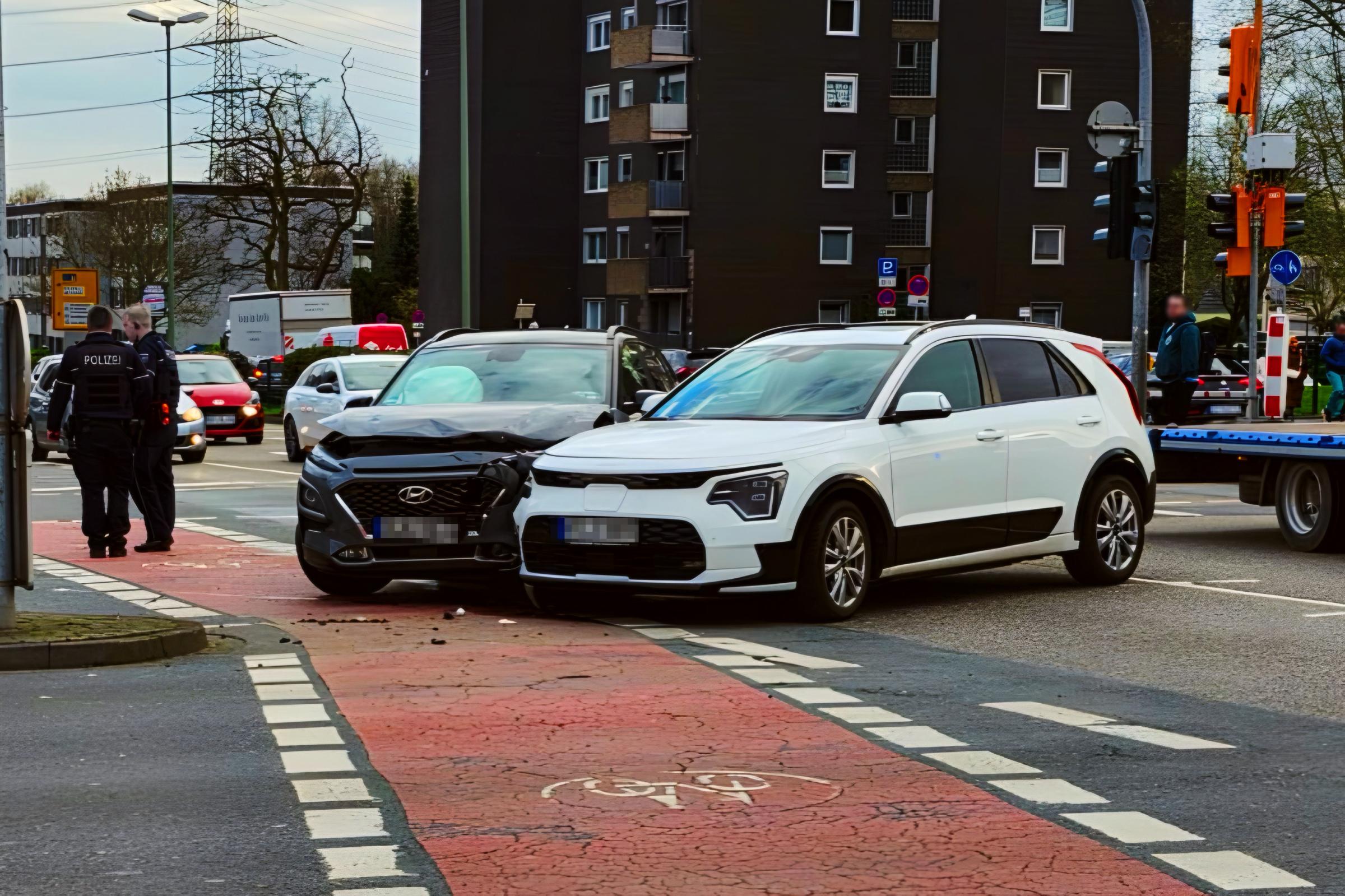 Essener Straße Ecke Südring: Unfall im Kreuzungsbereich fordert einen Verletzten und 10.000 Euro Sachschaden