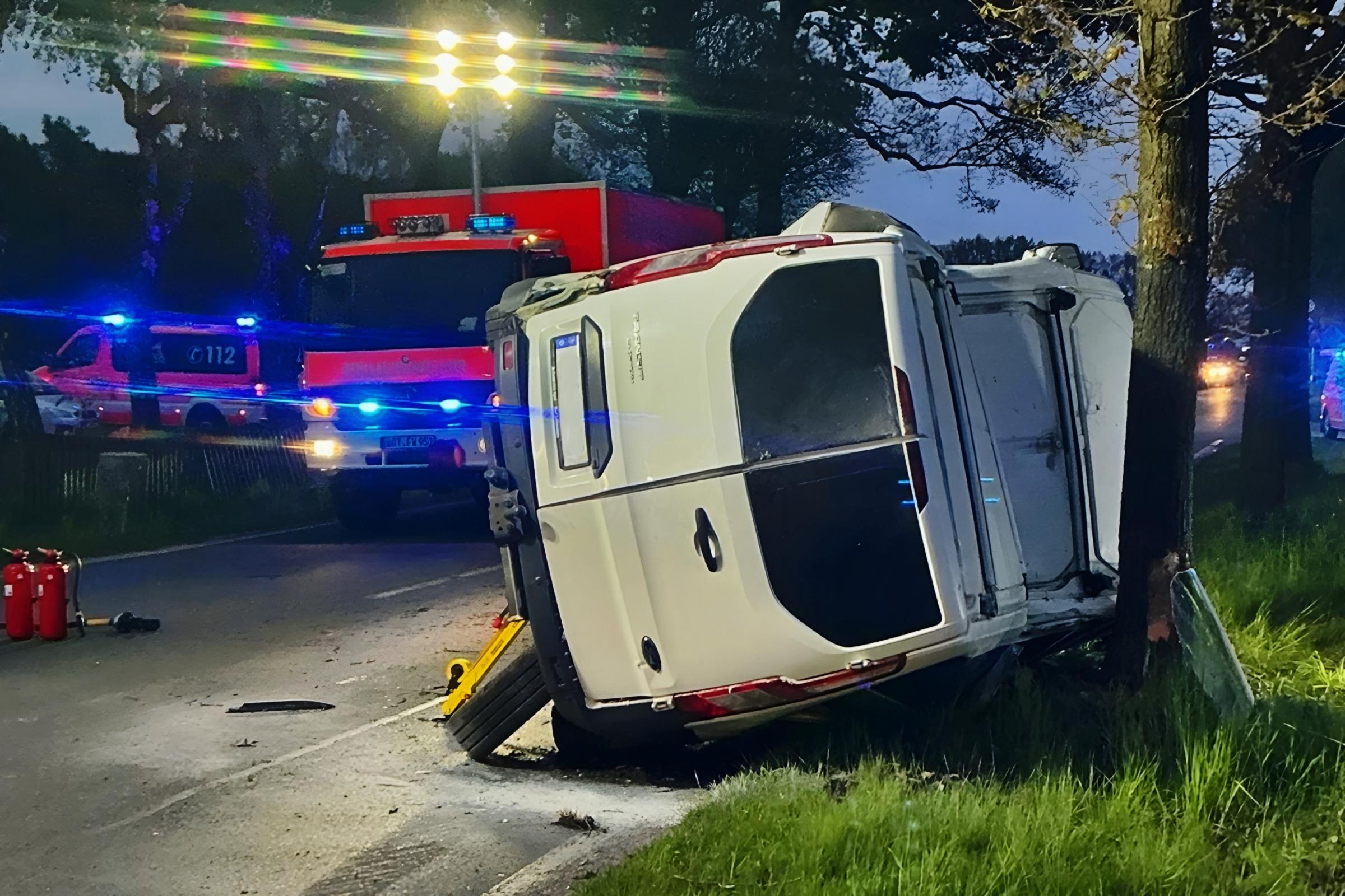 Nach Unfall auf Bottroper Straße: Transporter und Auto kollidieren Fahrer von Feuerwehr befreit