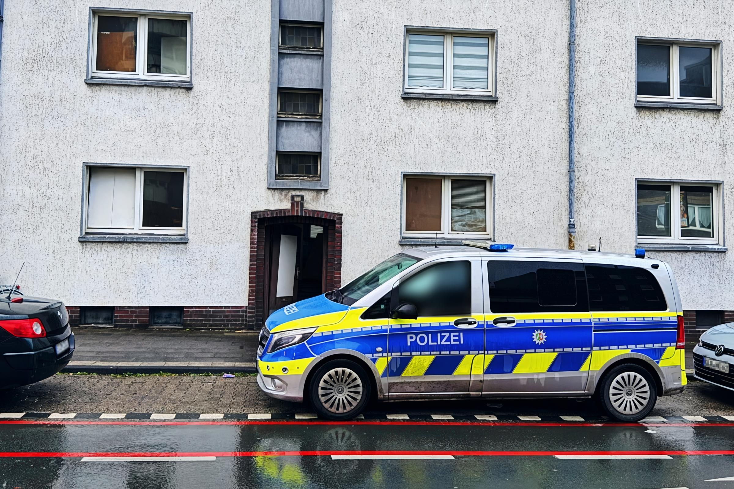 Messerattacke in Wohnhaus 48 Jähriger verletzt Mordkommission ermittelt