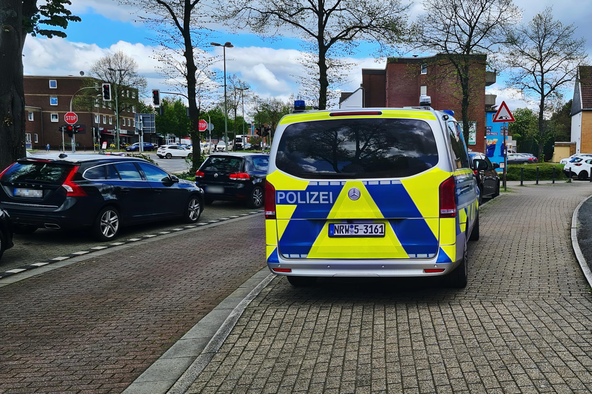 Nach Zeugenhinweis: Polizei entdeckt Drogen und gefährliche Gegenstände in Garage