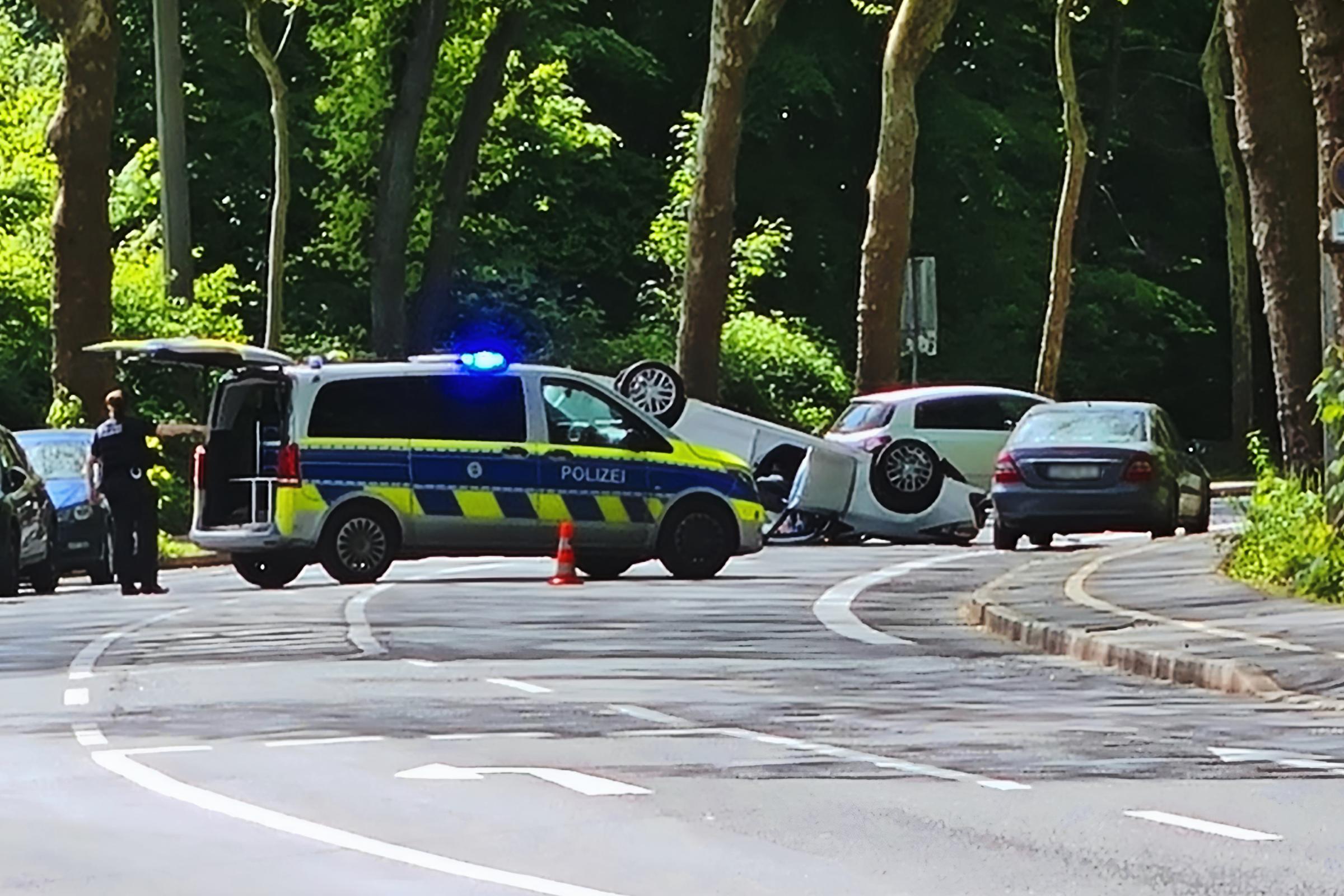 Unfall auf Osterfelder Straße: Auto überschlägt sich nach Kollision Sachschaden rund 15.000 Euro
