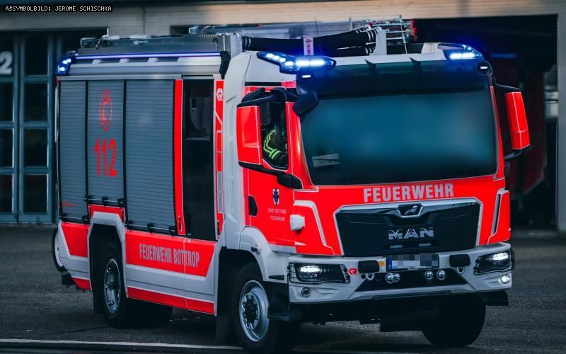 Busunfall am Bottroper ZOB: Haltestellenschild beschädigt – Feuerwehr greift ein