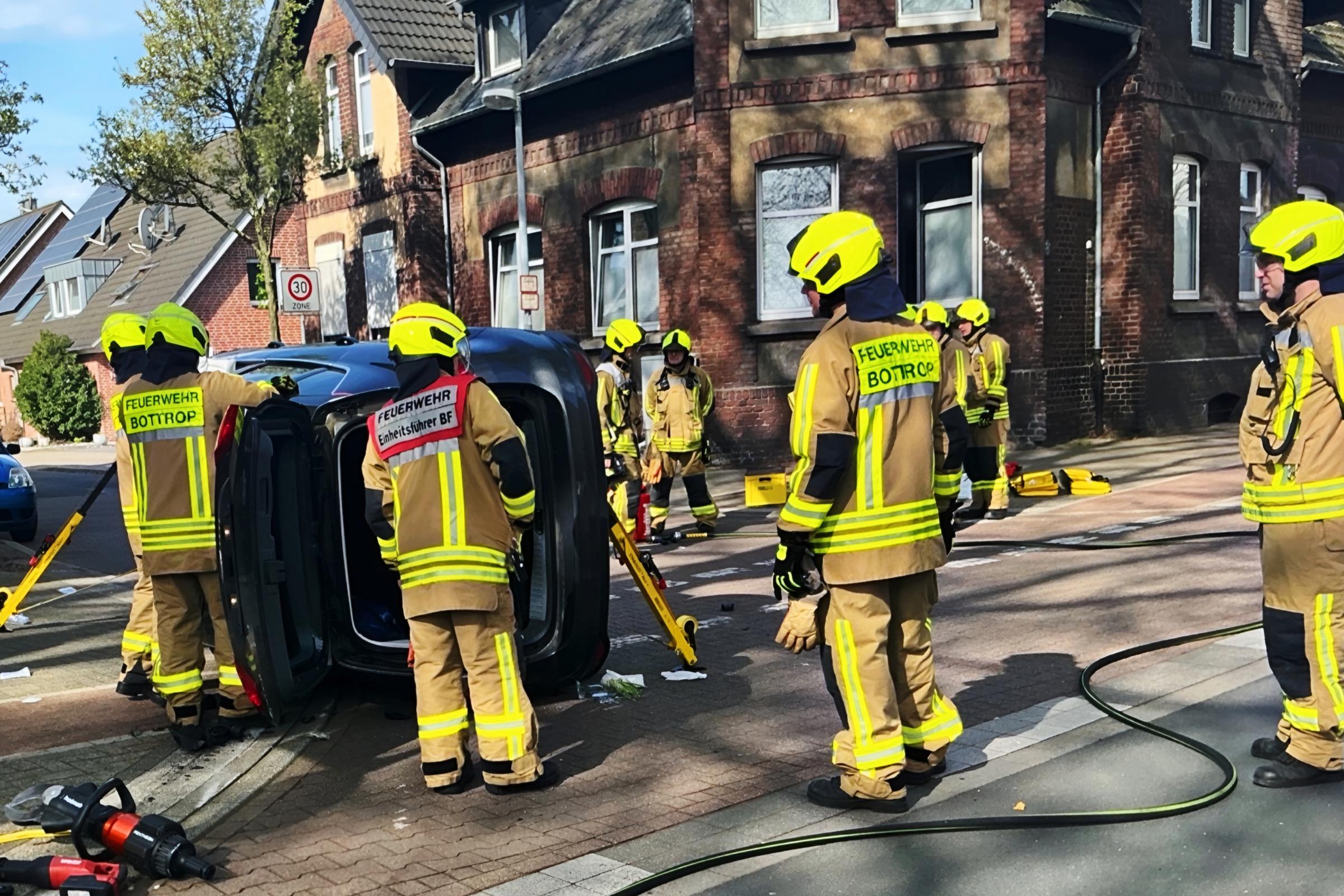 Schwerer Unfall auf der Aegidistraße Eingeklemmte Person von Feuerwehr befreit