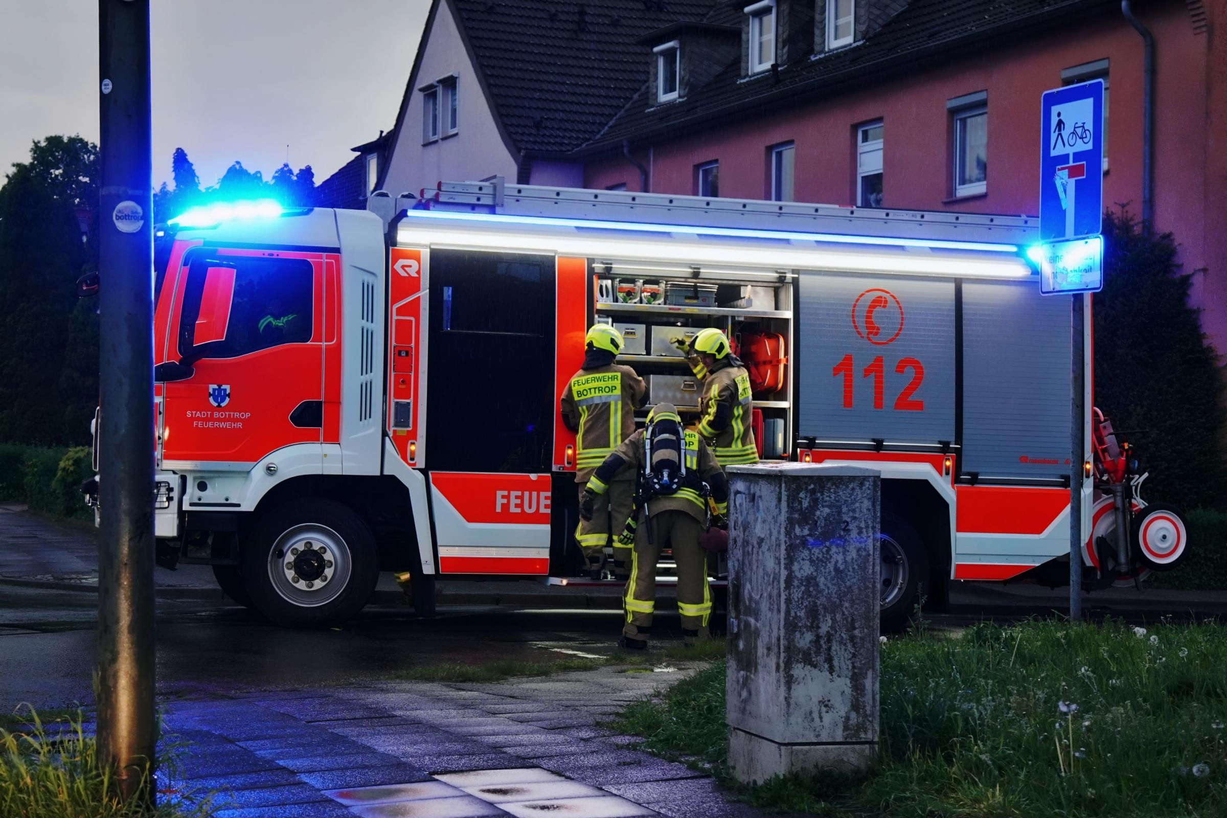 Gemeldeter Wohnungsbrand in Fuhlenbrock: Einsatzkräfte rücken mit Großaufgebot an vor Ort zeigt sich jedoch ein anderes Bild