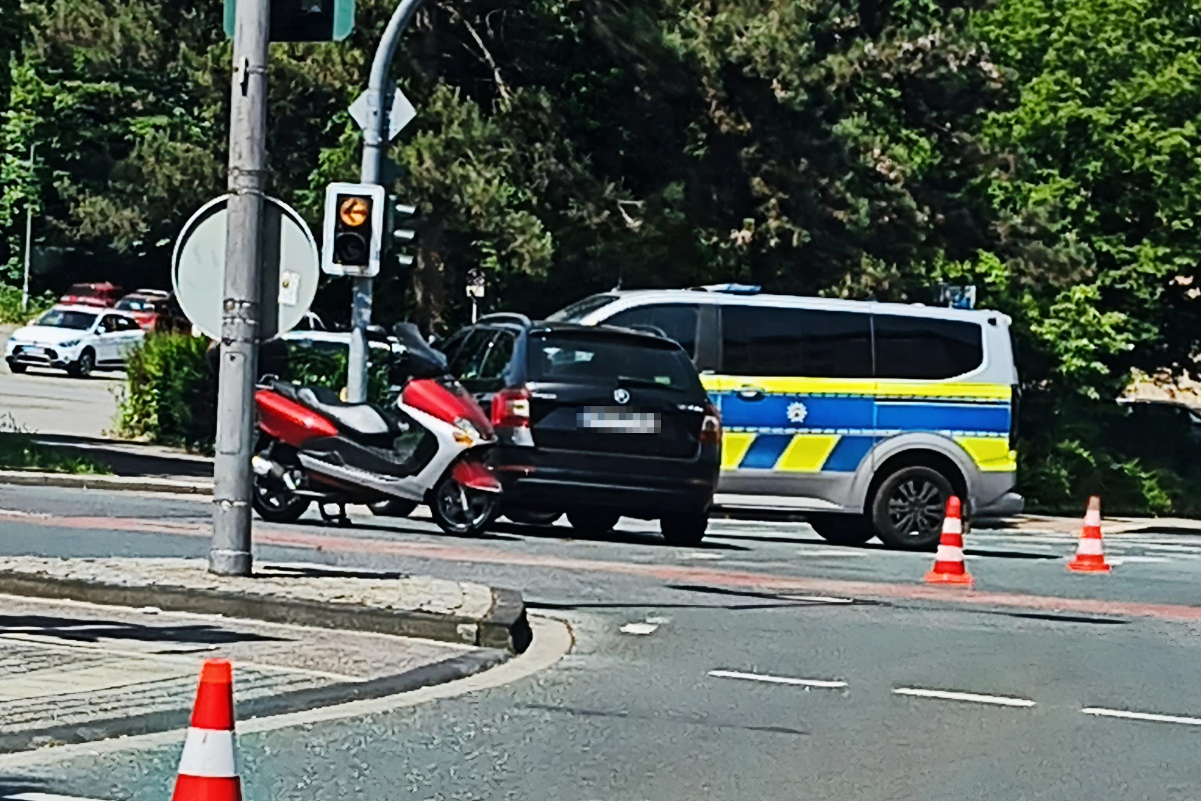 Rollerfahrer kollidiert mit Pkw: Kurz darauf weiterer Unfall am Südringcenter